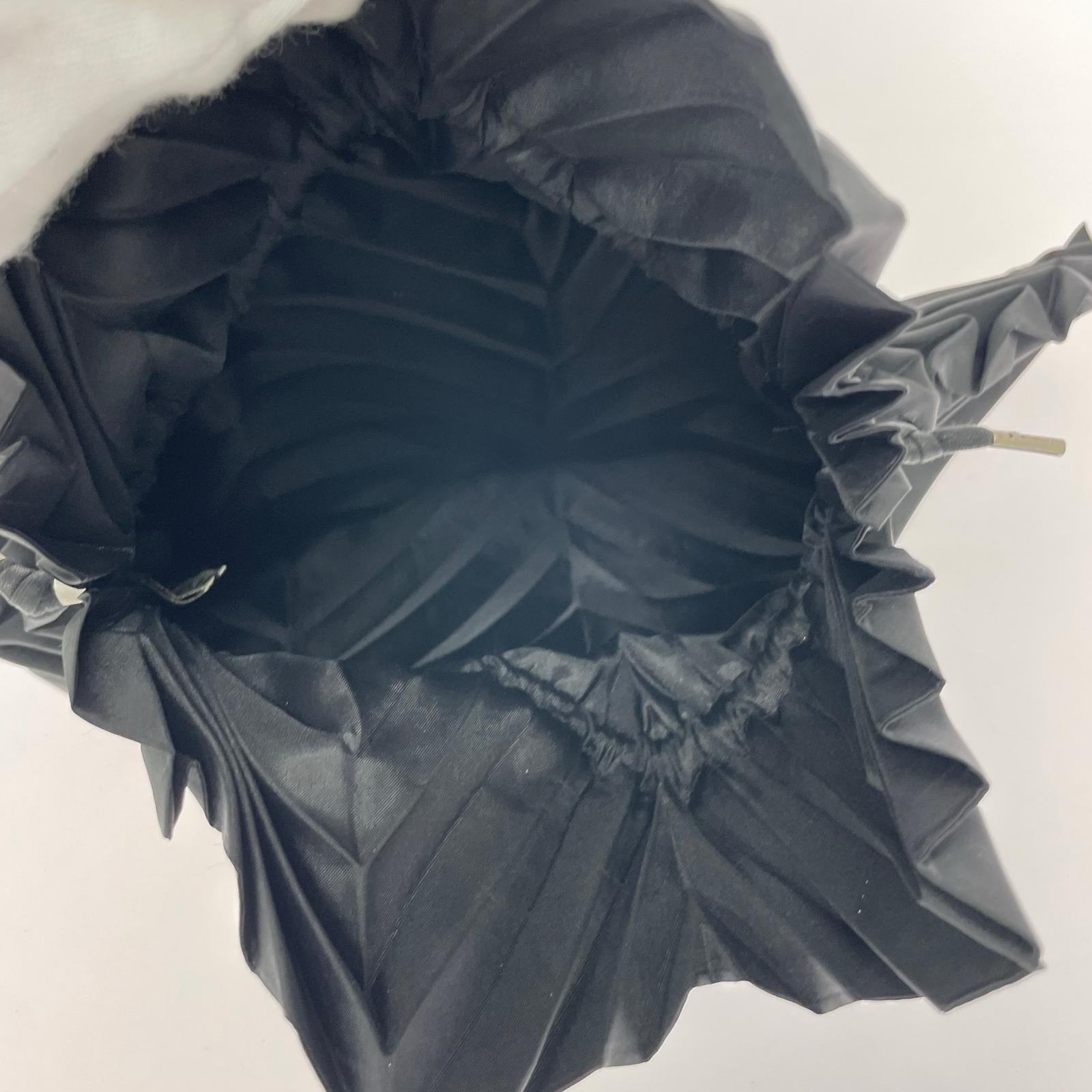 ハンドバッグ ISSEY MIYAKE プリーツ巾着バッグ 黒 ブラック