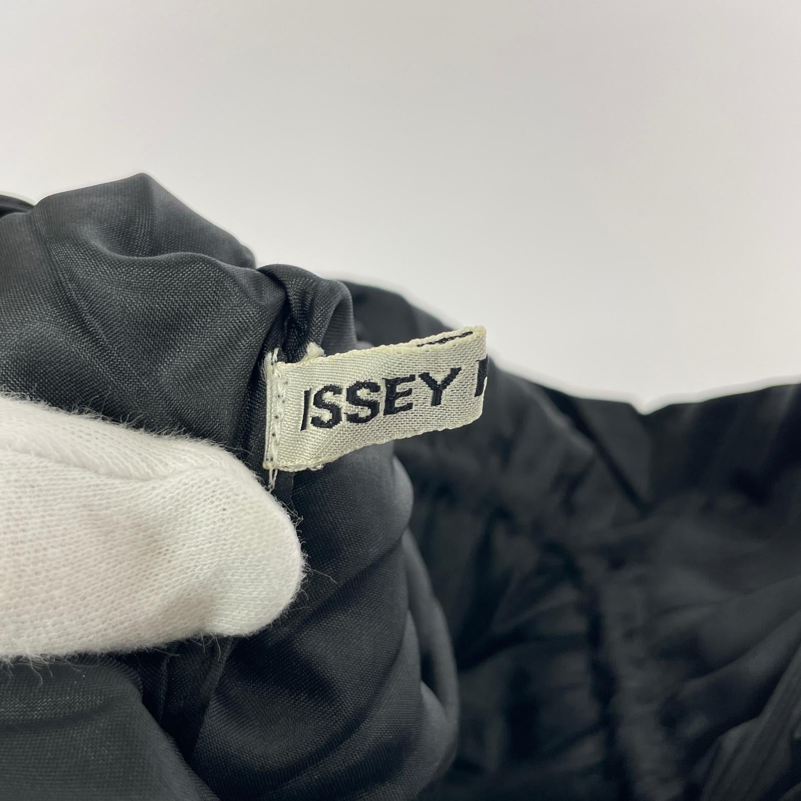 ハンドバッグ ISSEY MIYAKE プリーツ巾着バッグ 黒 ブラック