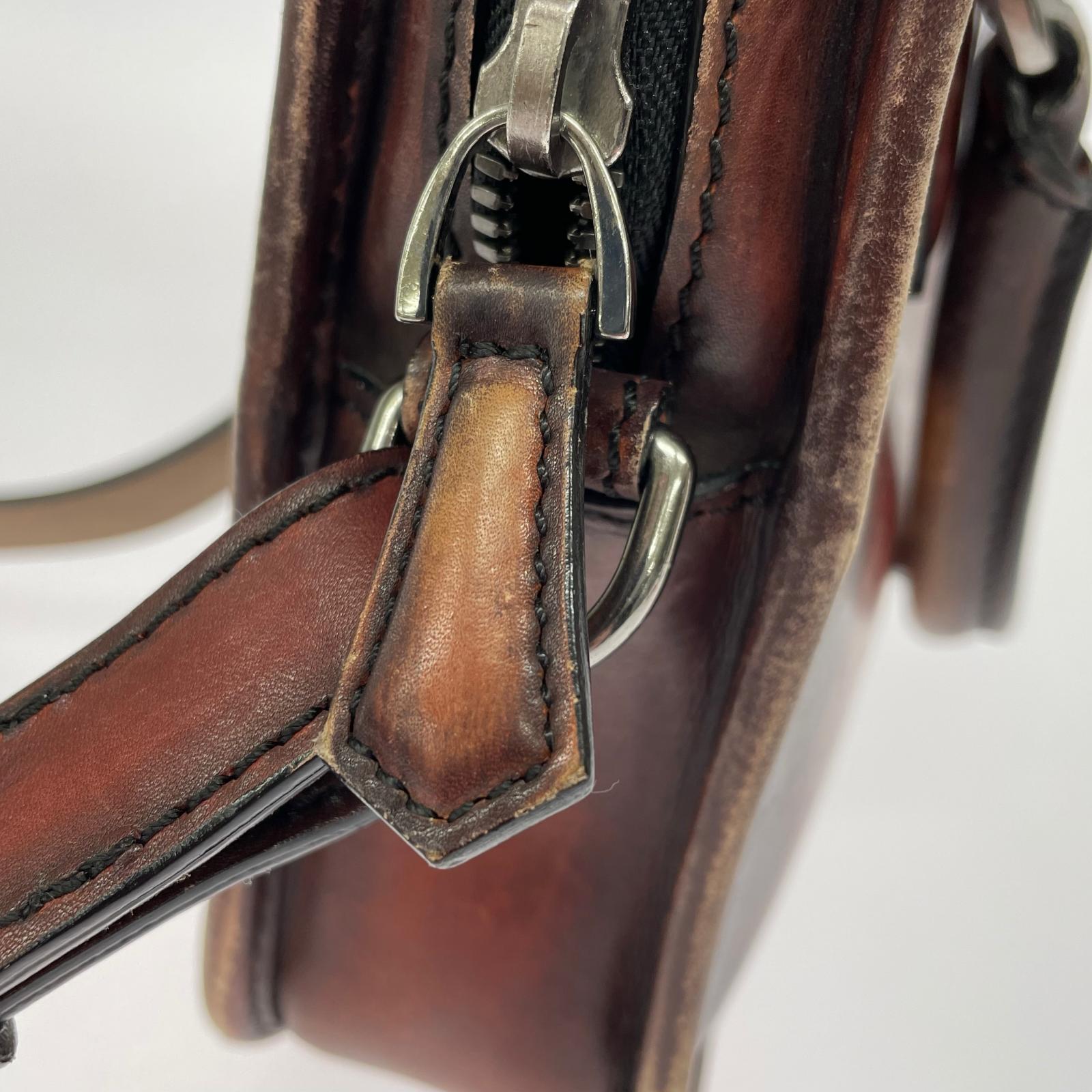 ショルダーバッグ Berluti アンジュールガリバー スクリットレザー レッド