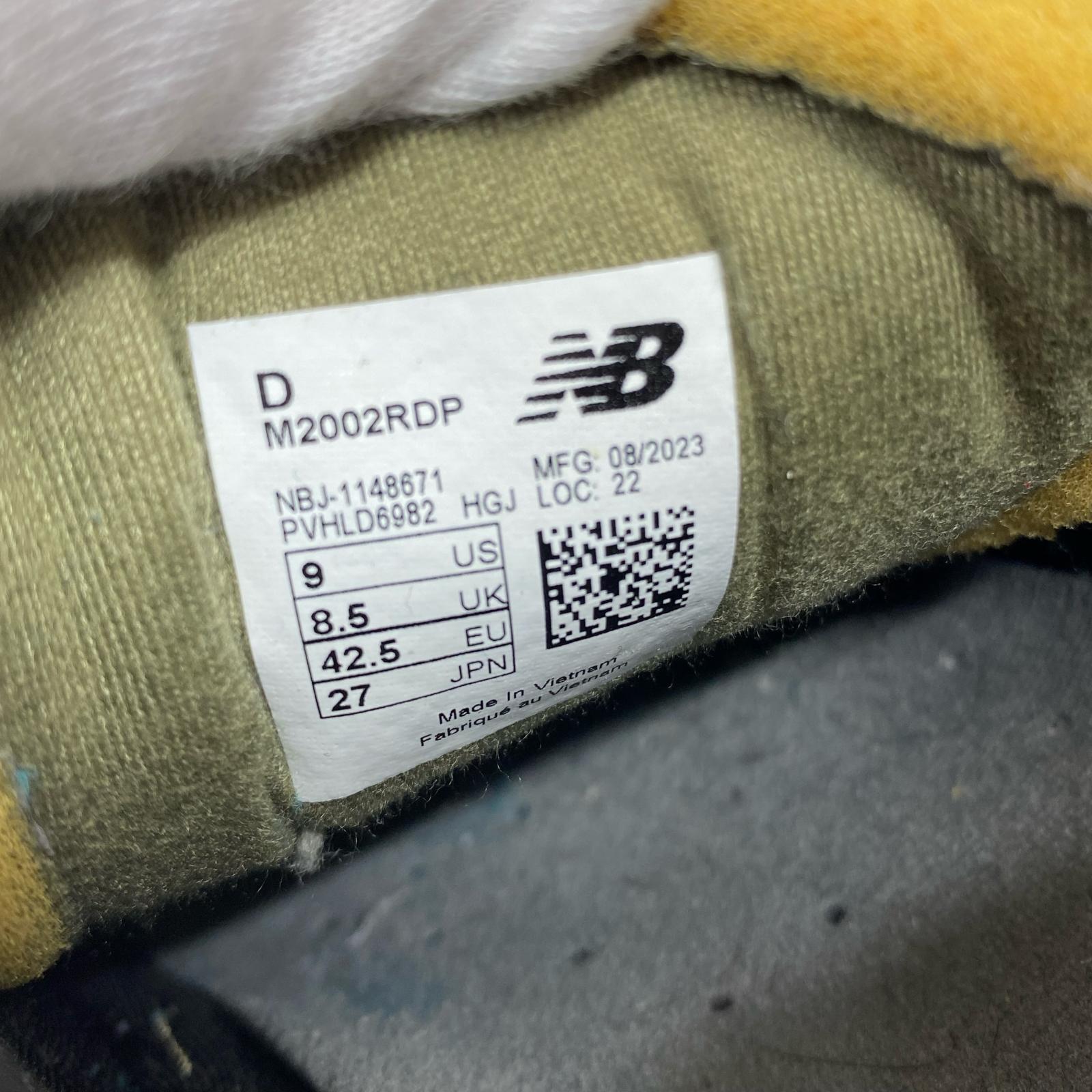 スニーカー M2002RDP (27.0) 27cm (US9 UK8 1/2 EU44) カーキ