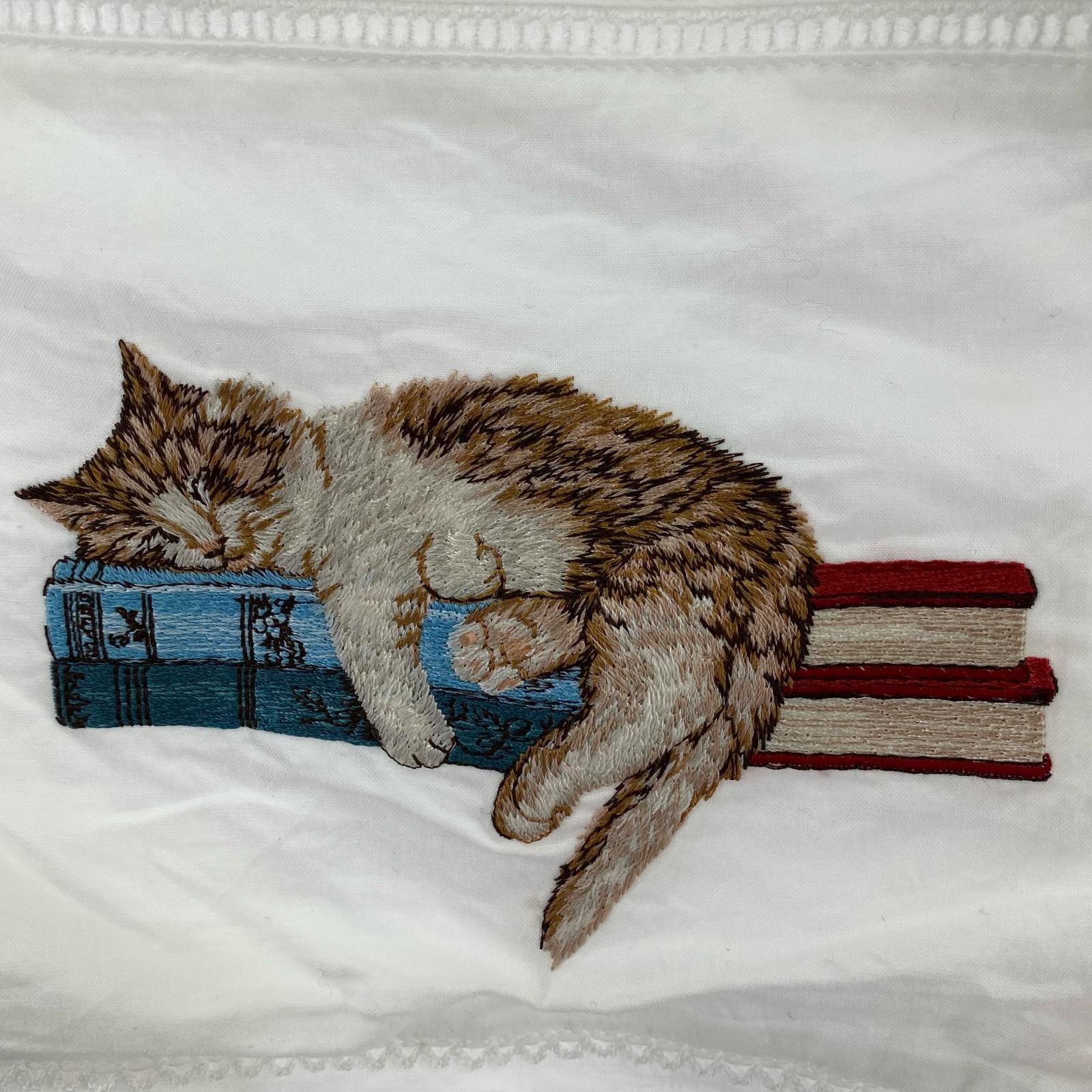 長袖シャツ 書斎の猫たち刺繍入り ホワイト
