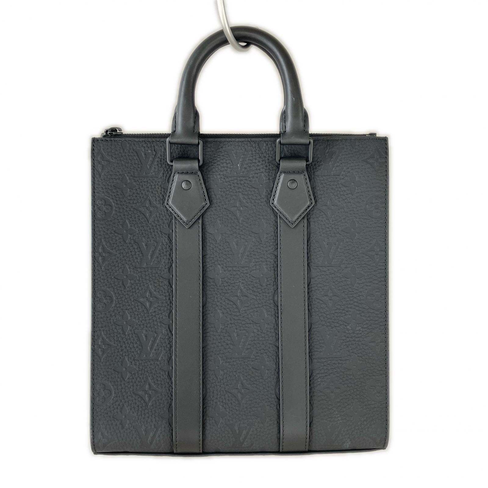 LV モノグラム・トリヨン サックプラ・クロス M21884