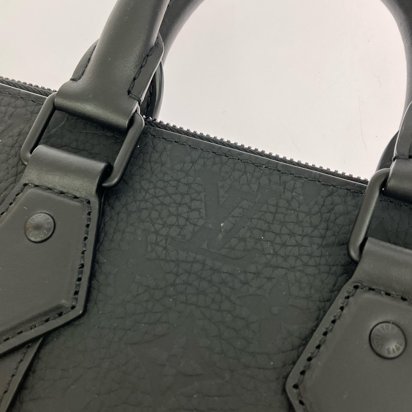 LV モノグラム・トリヨン サックプラ・クロス M21884