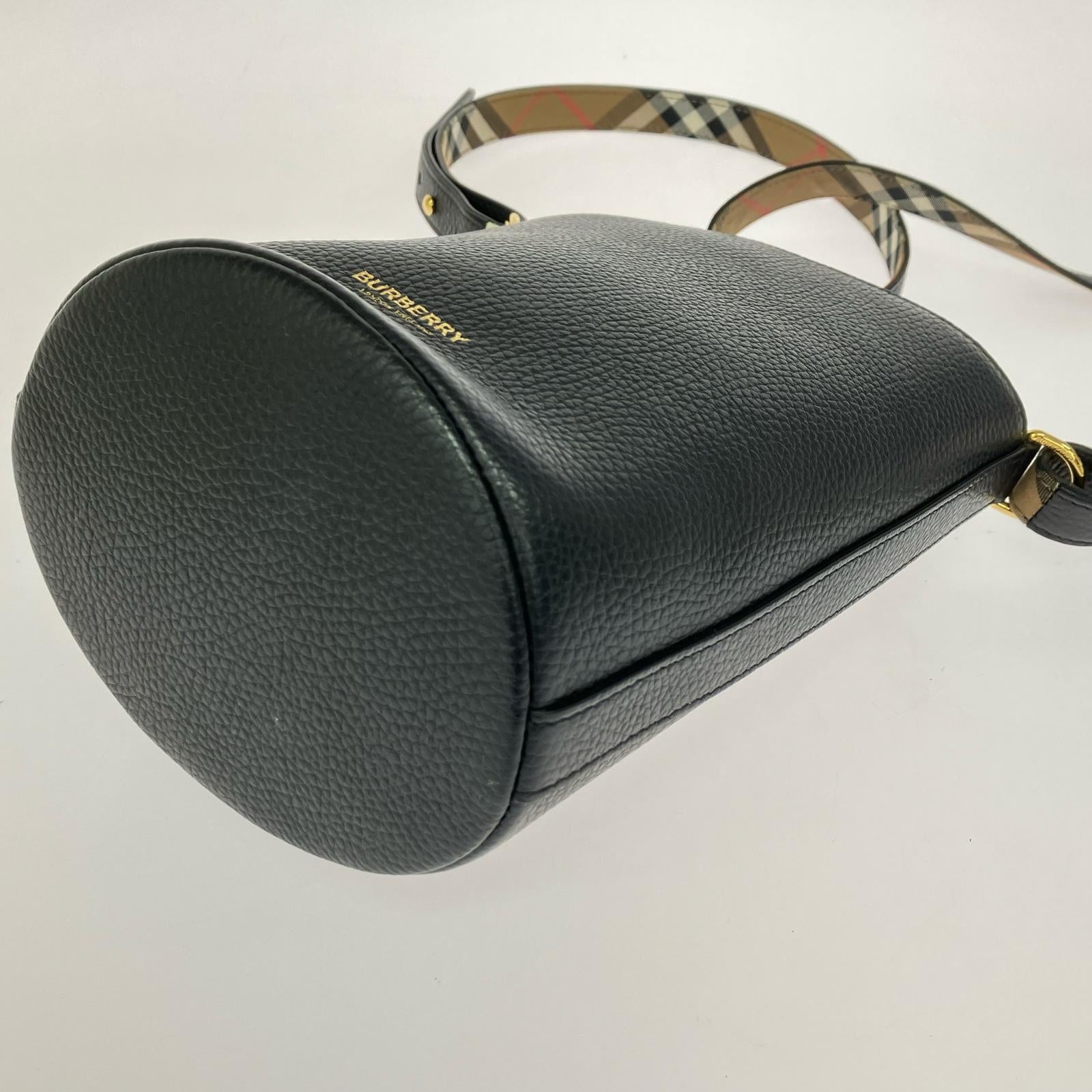 ボディバッグ Medium Bucket Bag ブラック