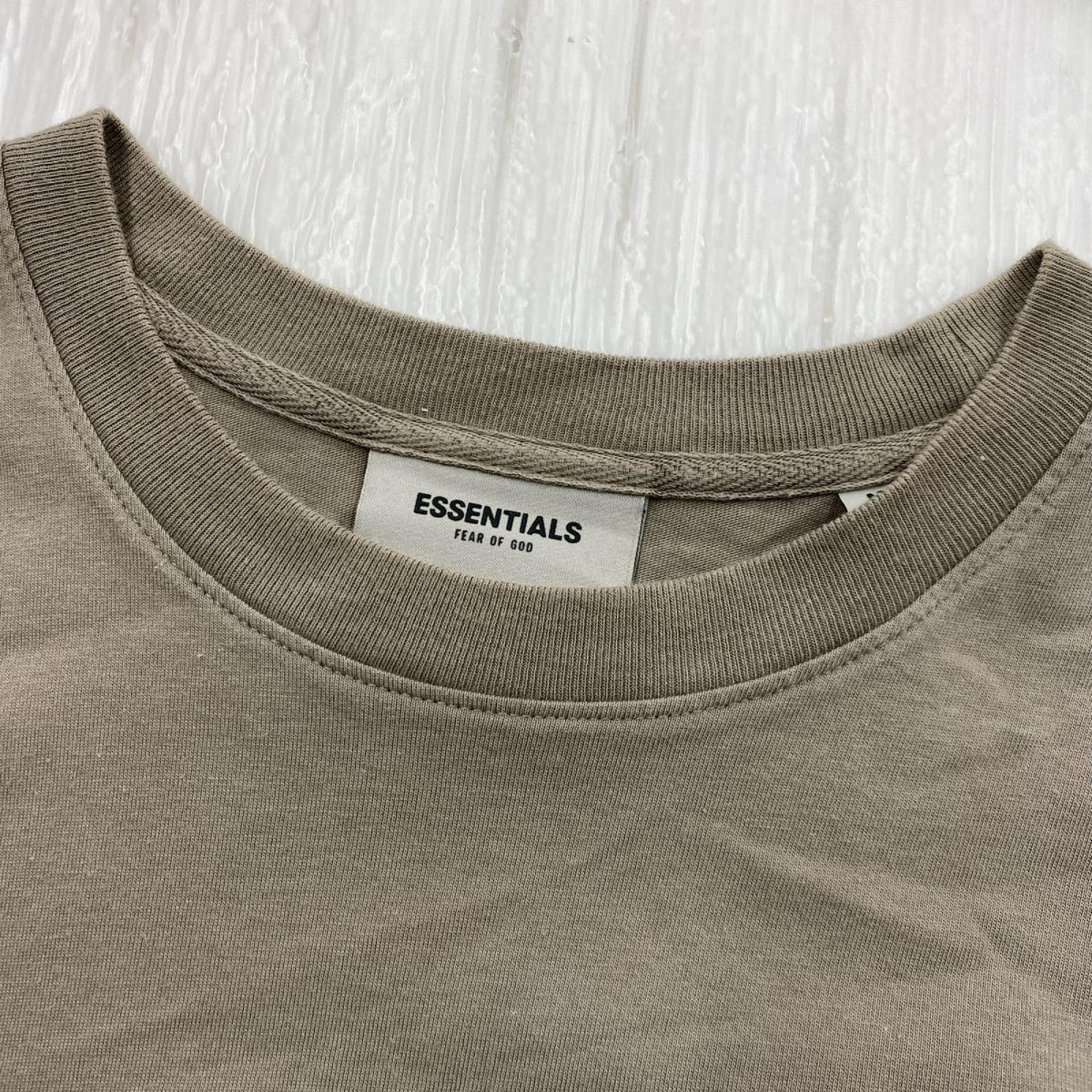 半袖Tシャツ ESSENTIALS FEAR OF GOD ラバーロゴ S/STシャツ チャコ-ル (M) M カーキ