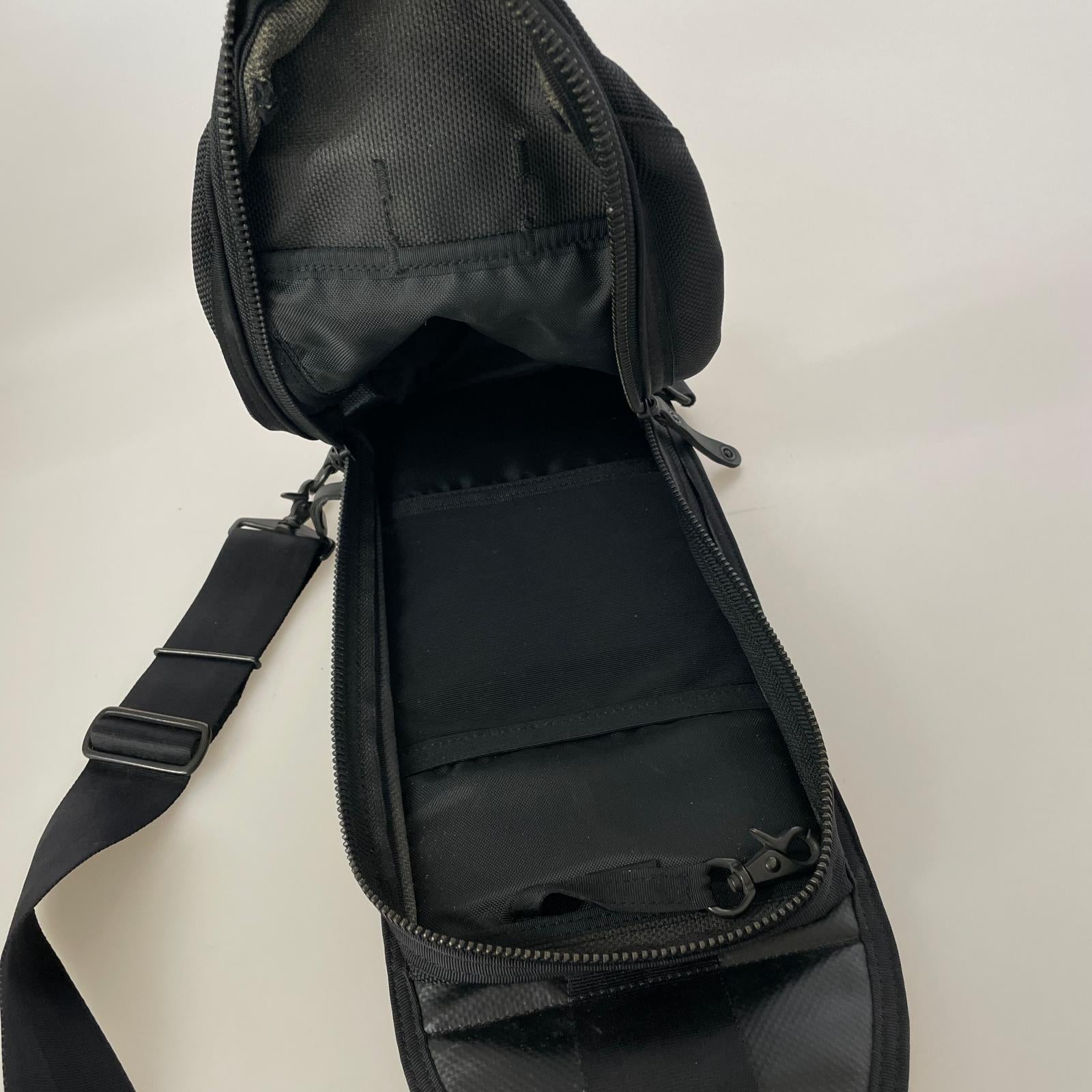ショルダーバッグ ヒートスリングバッグ 黒 ブラック