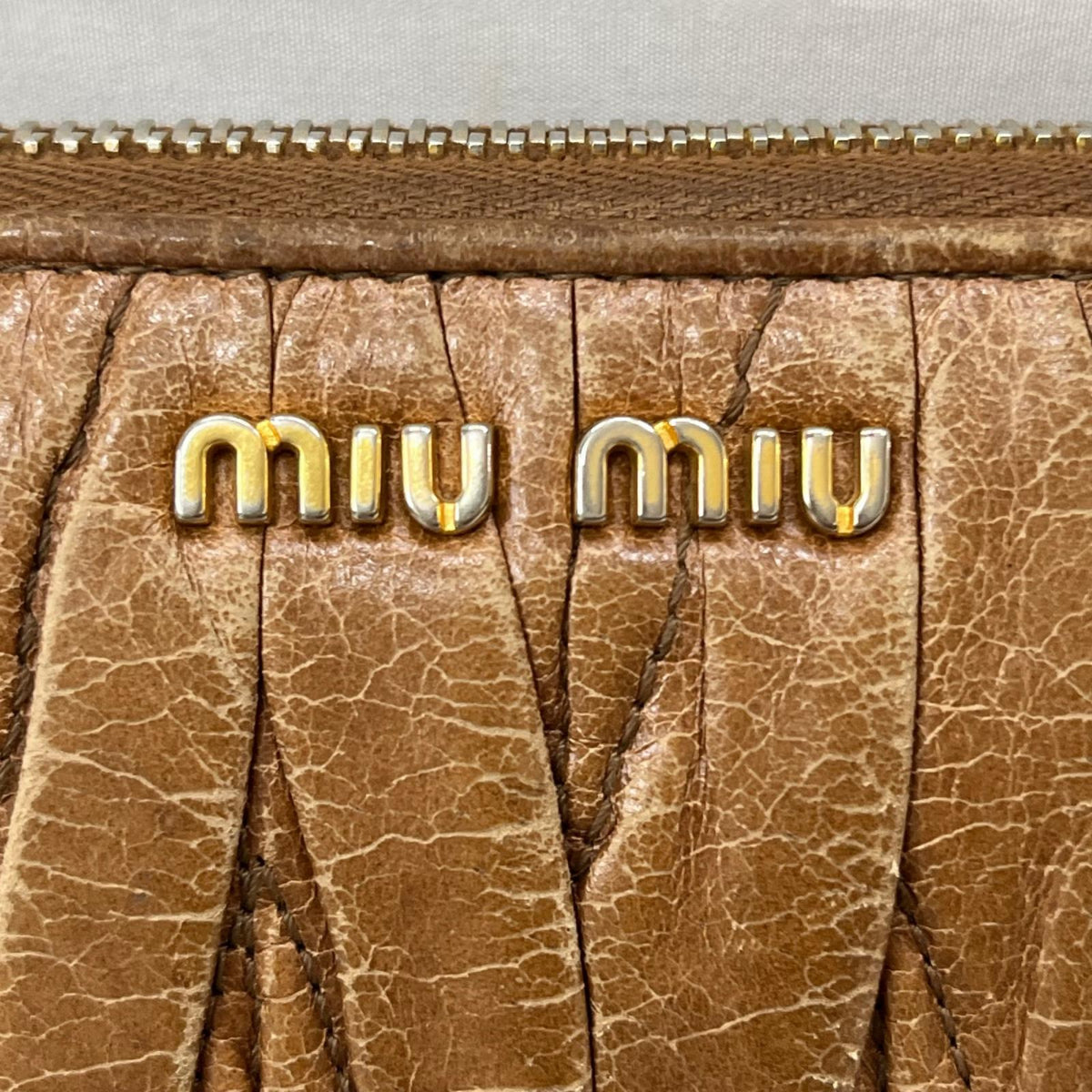 MIU MIU マテラッセ ラウンドジップウォレット 茶