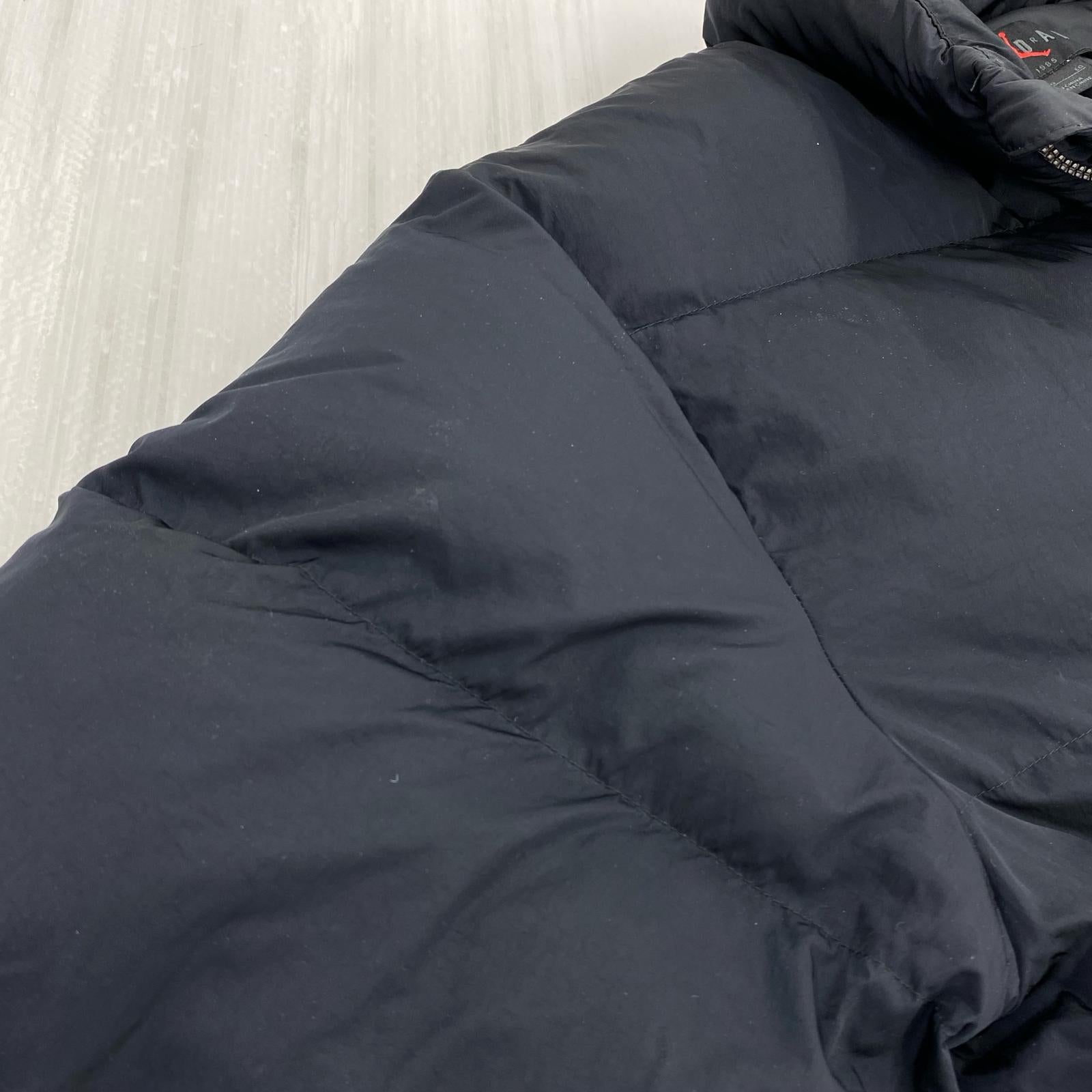 ダウンジャケット AS M J ESS POLY PUFFER JKT BLACK/WHITE ブラック