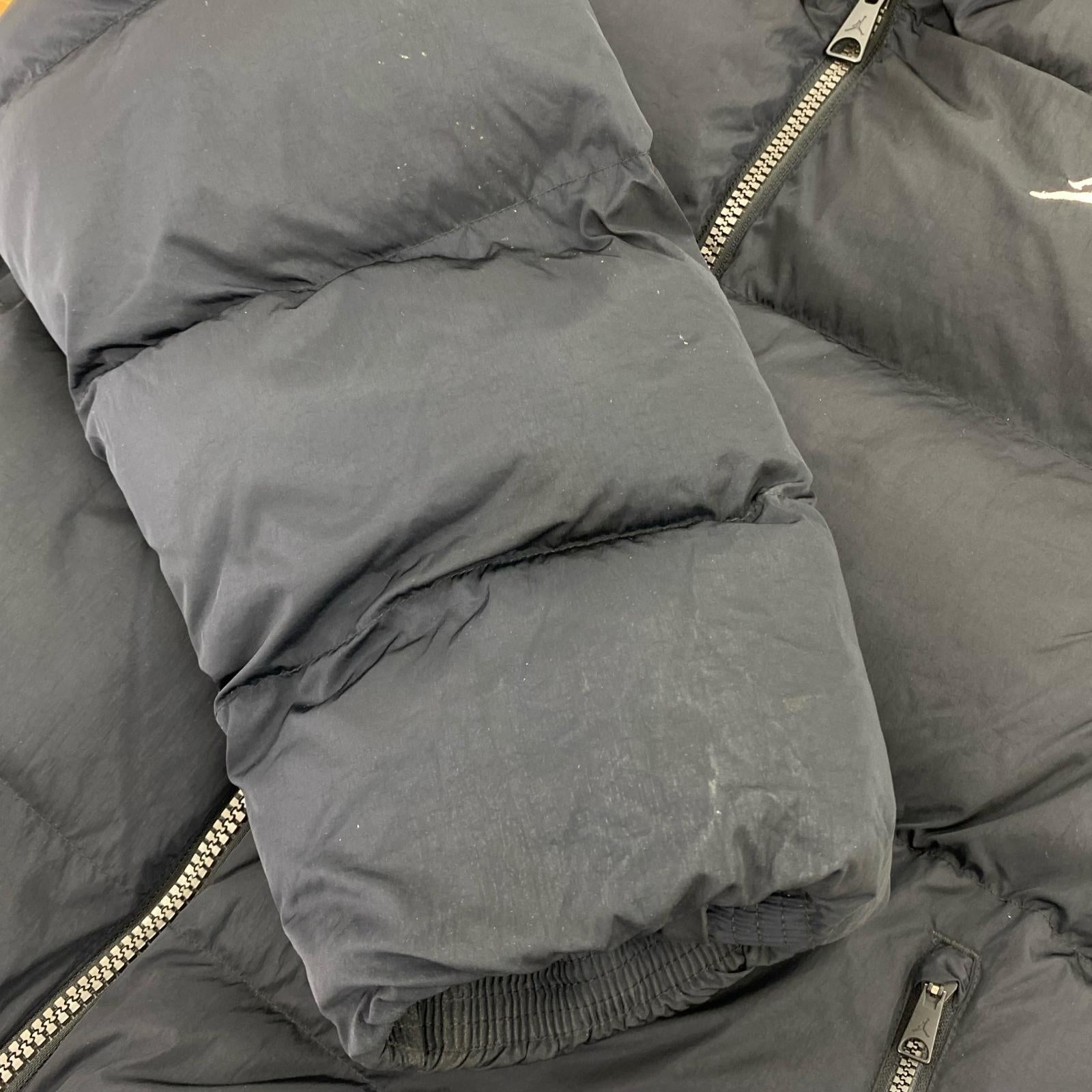 ダウンジャケット AS M J ESS POLY PUFFER JKT BLACK/WHITE ブラック