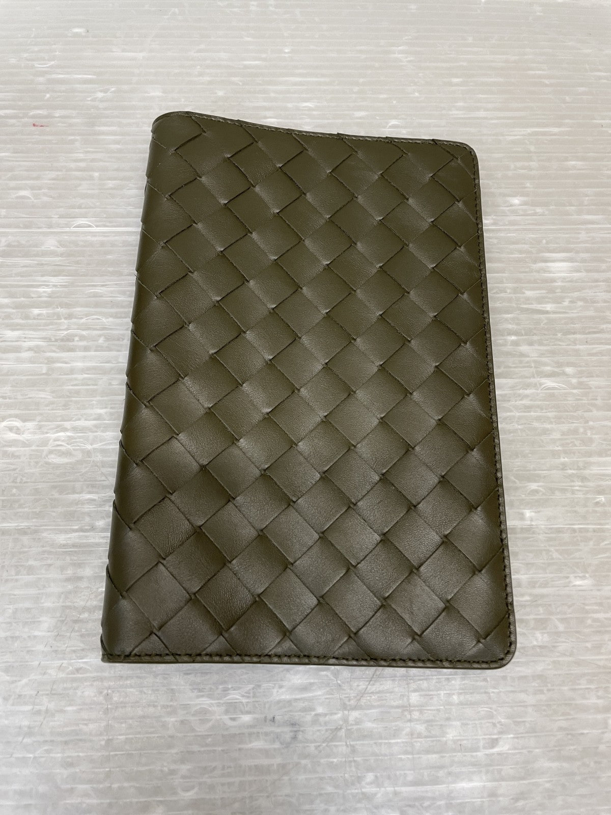 Bottega Veneta マキシイントレチャート レザーノートカバー ダークオリーブ