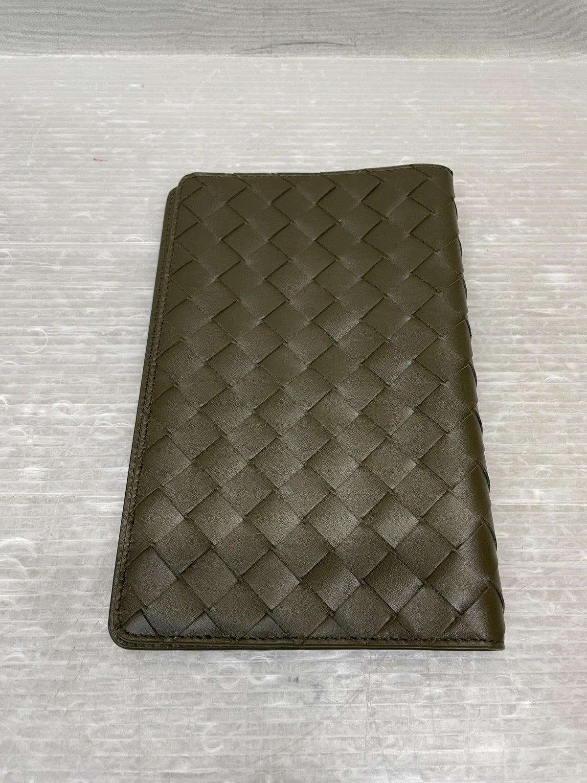 Bottega Veneta マキシイントレチャート レザーノートカバー ダークオリーブ