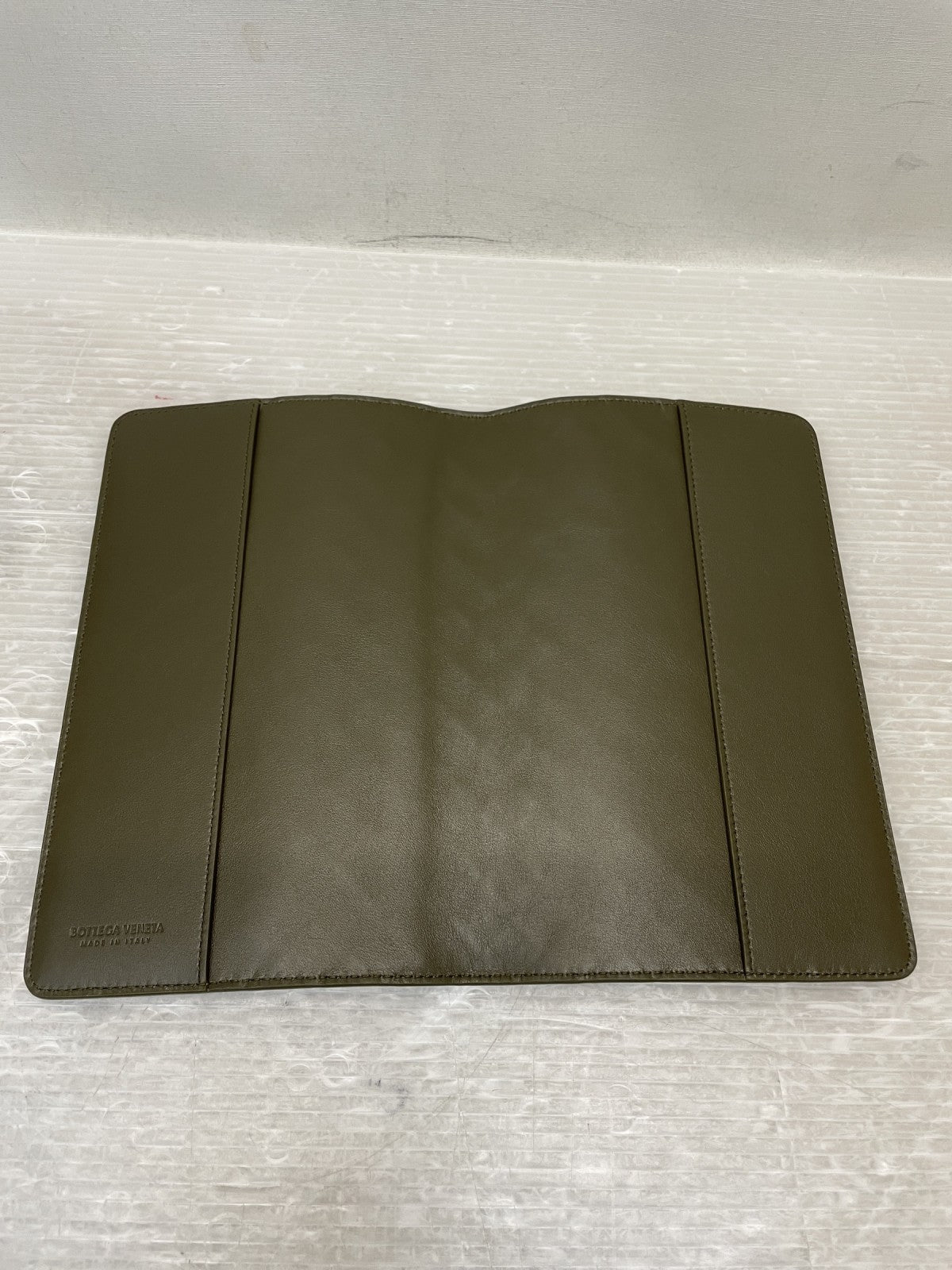 Bottega Veneta マキシイントレチャート レザーノートカバー ダークオリーブ