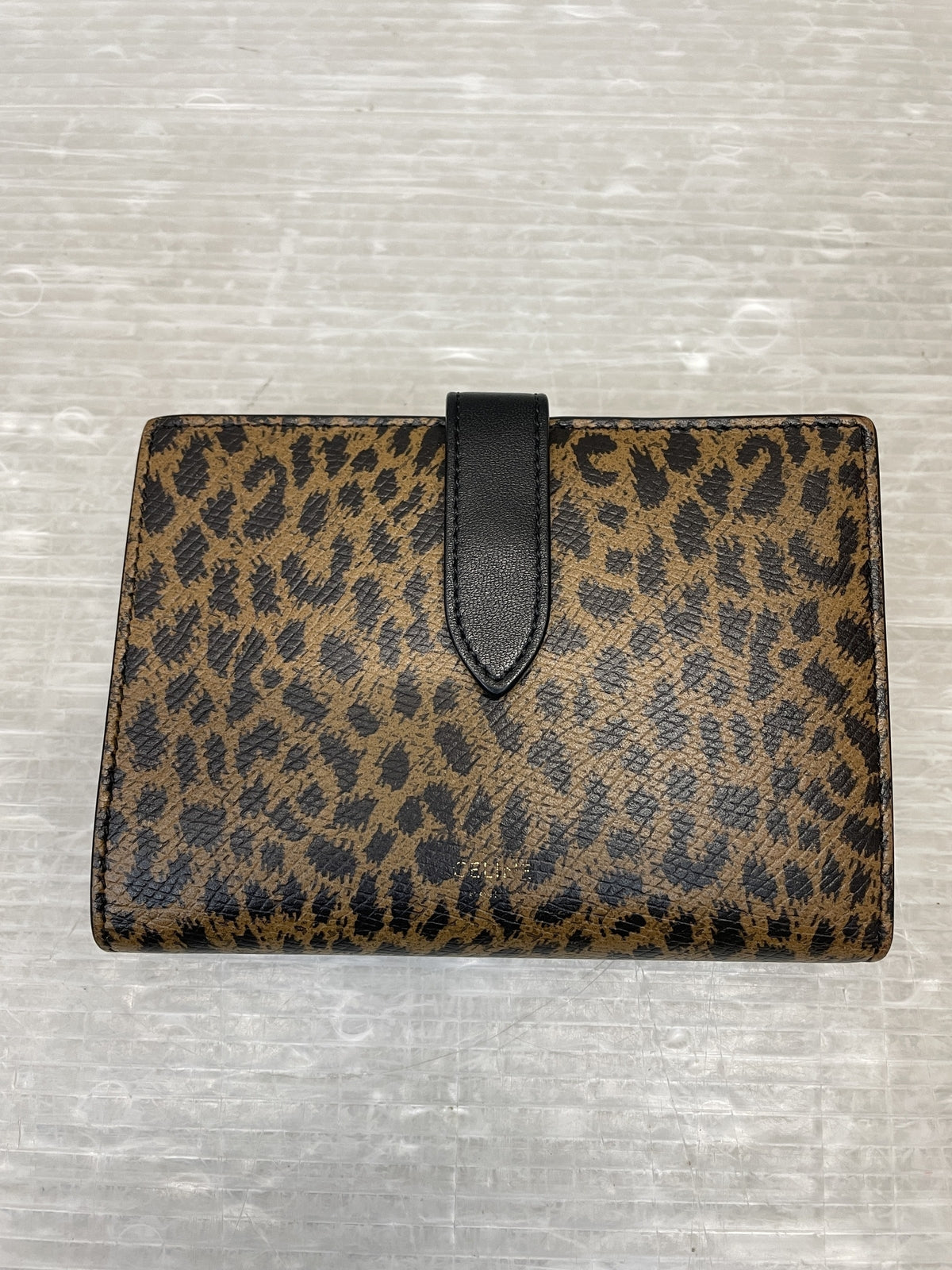 CELINE レオパード ミディアムストラップウォレット