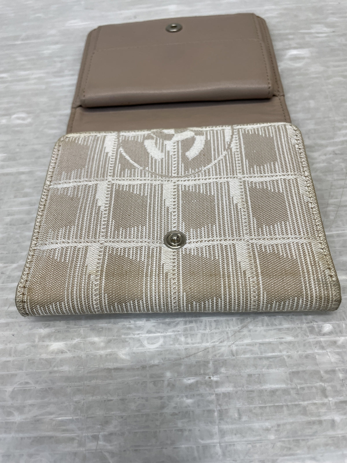 CHANEL ニュートラベルライン 三つ折り財布 ベージュ