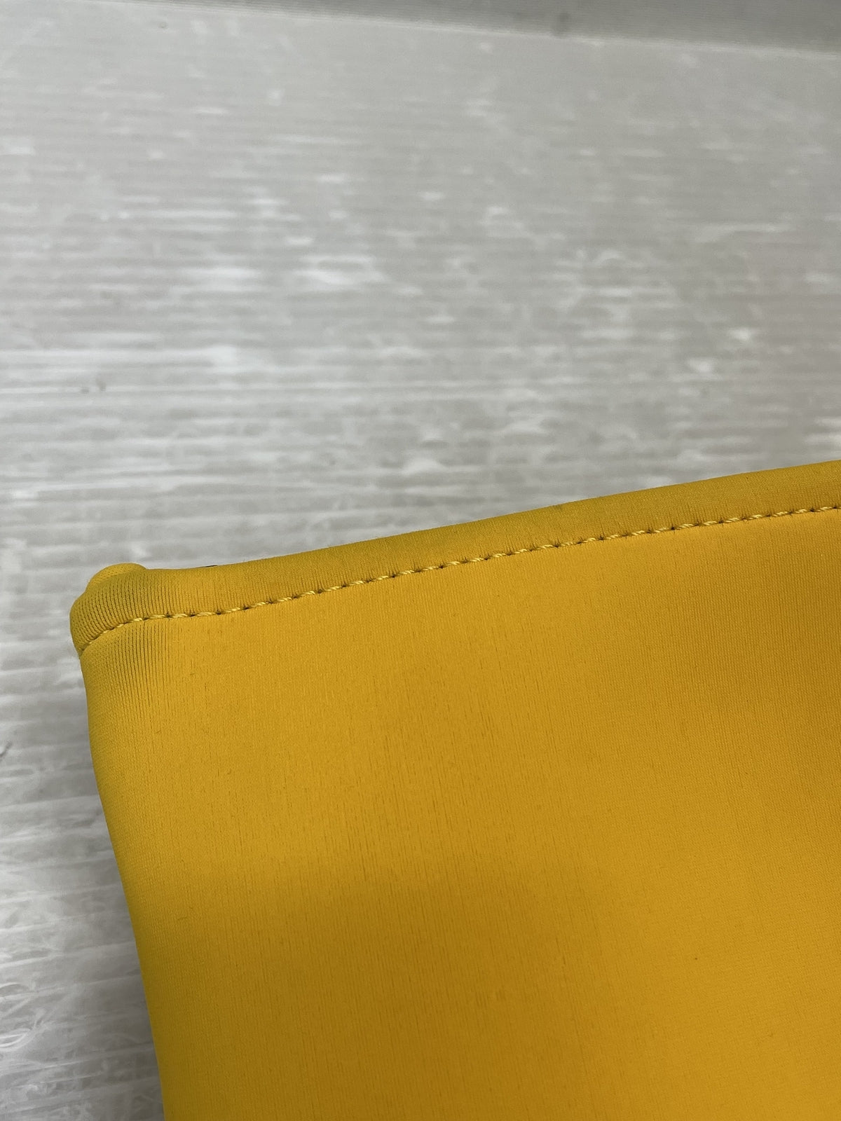 HERMES ネオバン ゼン オ ソレイユ PM フラットポーチ イエロー