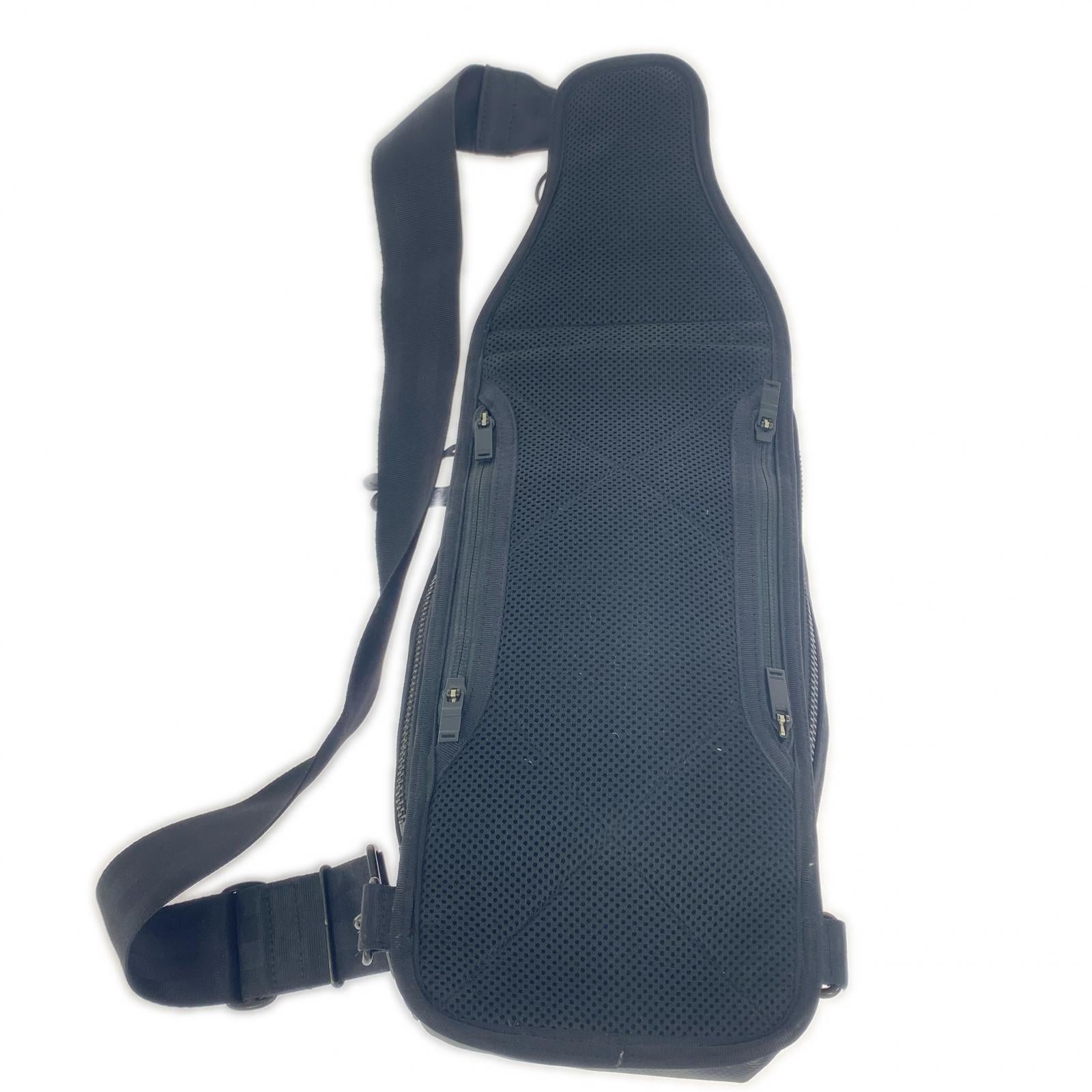 ショルダーバッグ HEAT SLING SHOULDER BAG ブラック