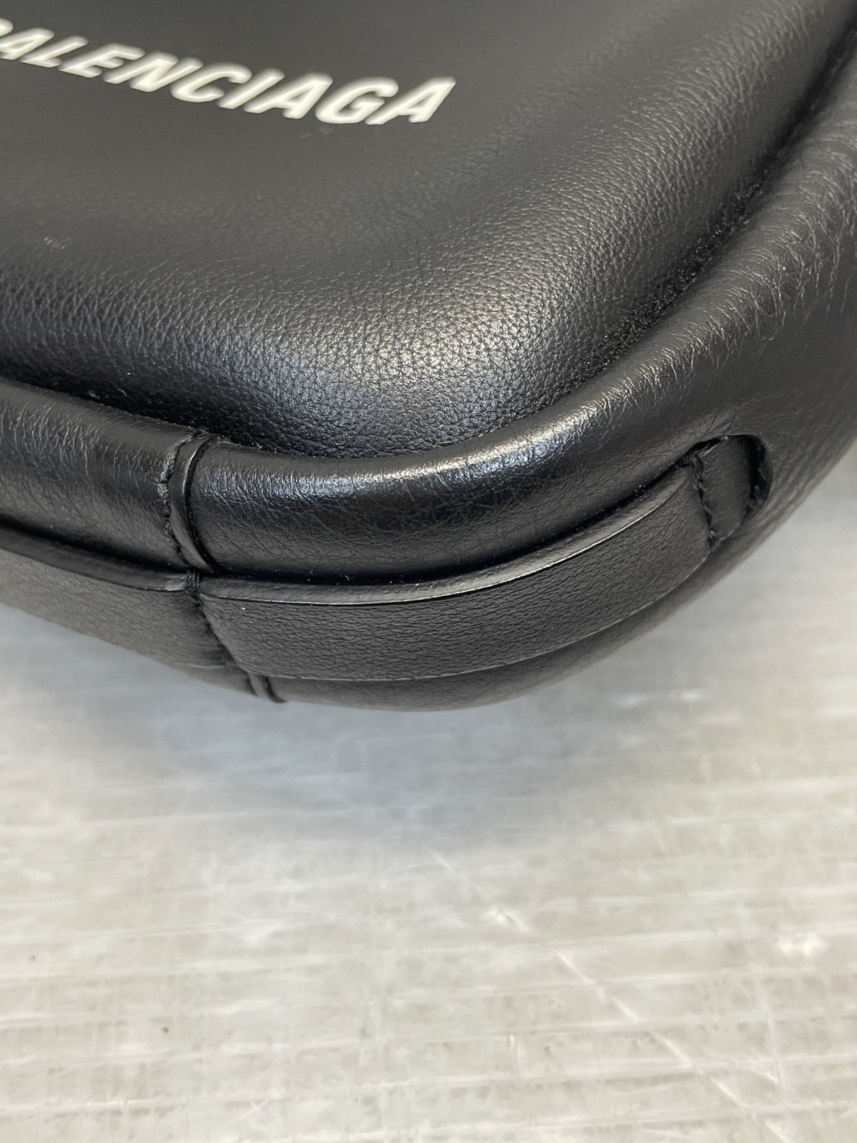 BALENCIAGA エブリデイ カメラバッグXS レザーショルダーバッグ ブラック