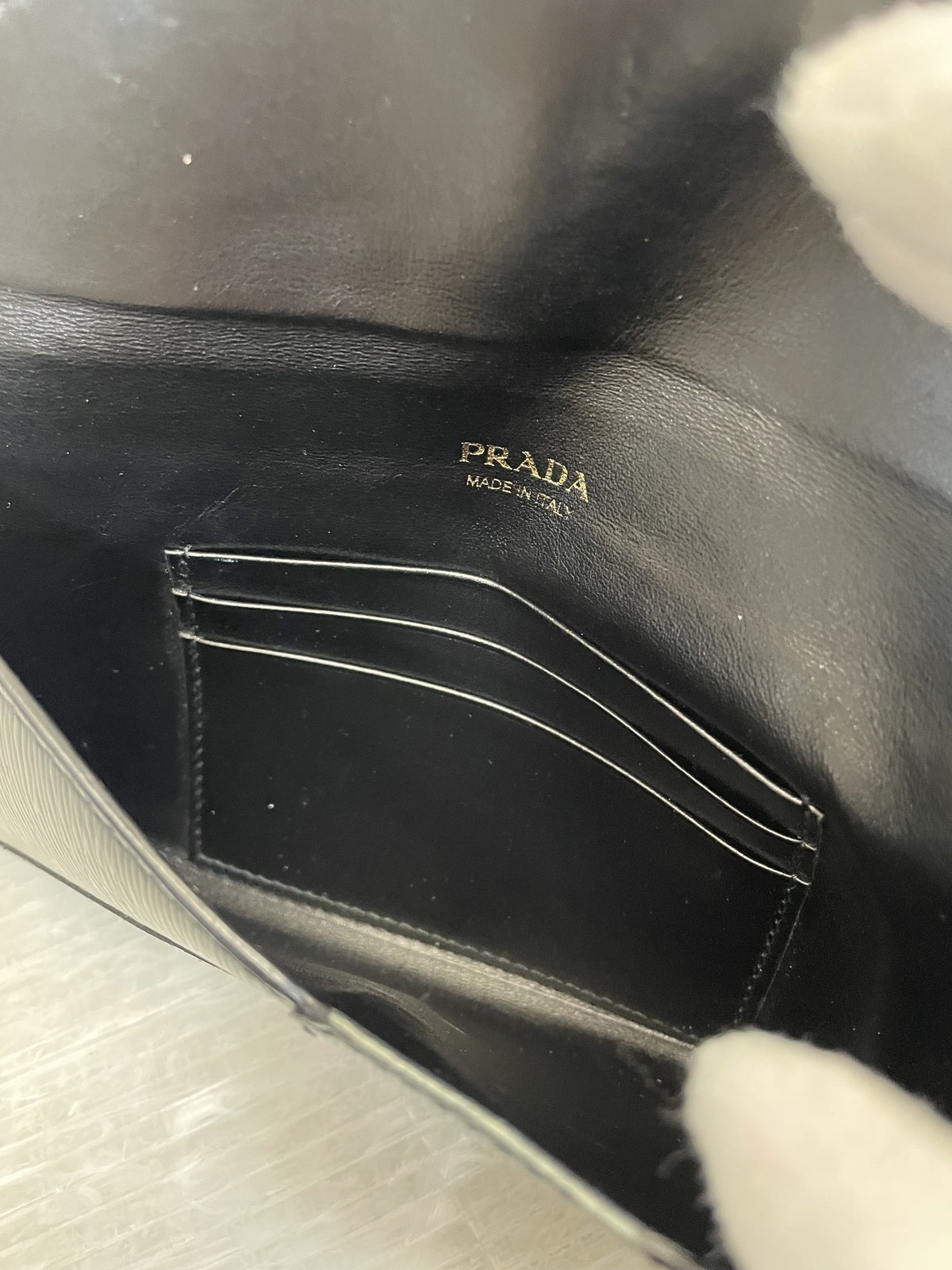 PRADA エンヴェロープ サフィアーノ ブラック
