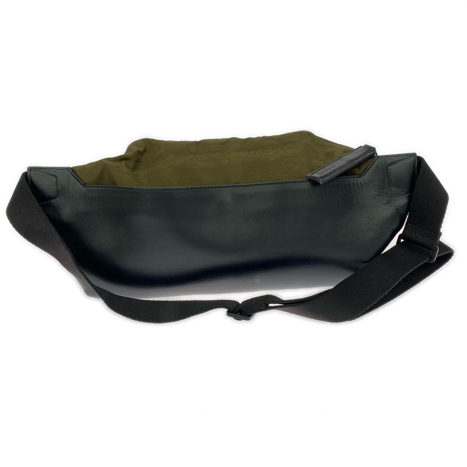ショルダーバッグ Scrit Nyion Leather Body Bag カーキ