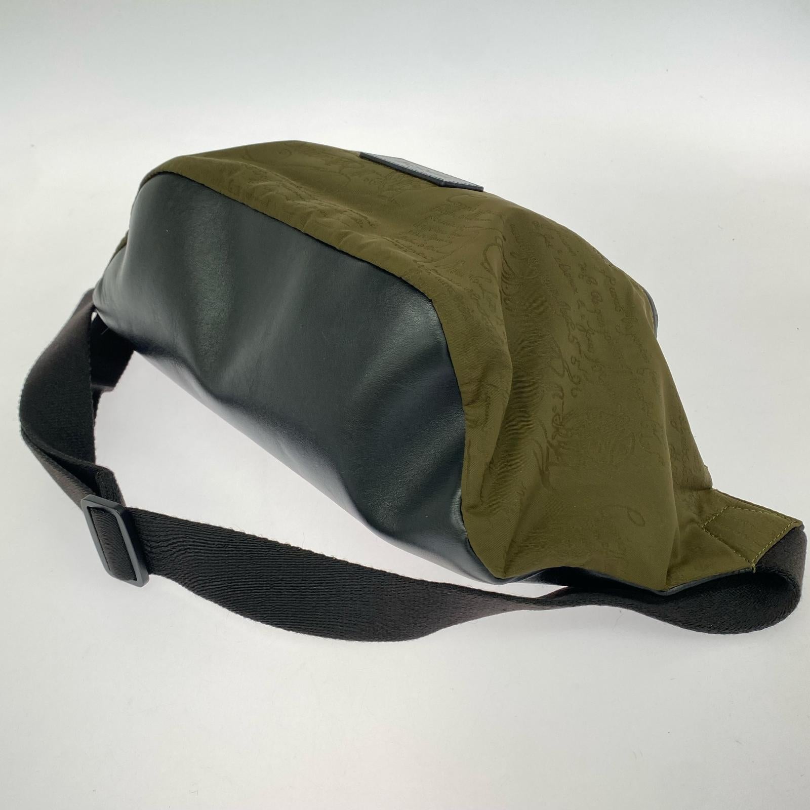 ショルダーバッグ Scrit Nyion Leather Body Bag カーキ