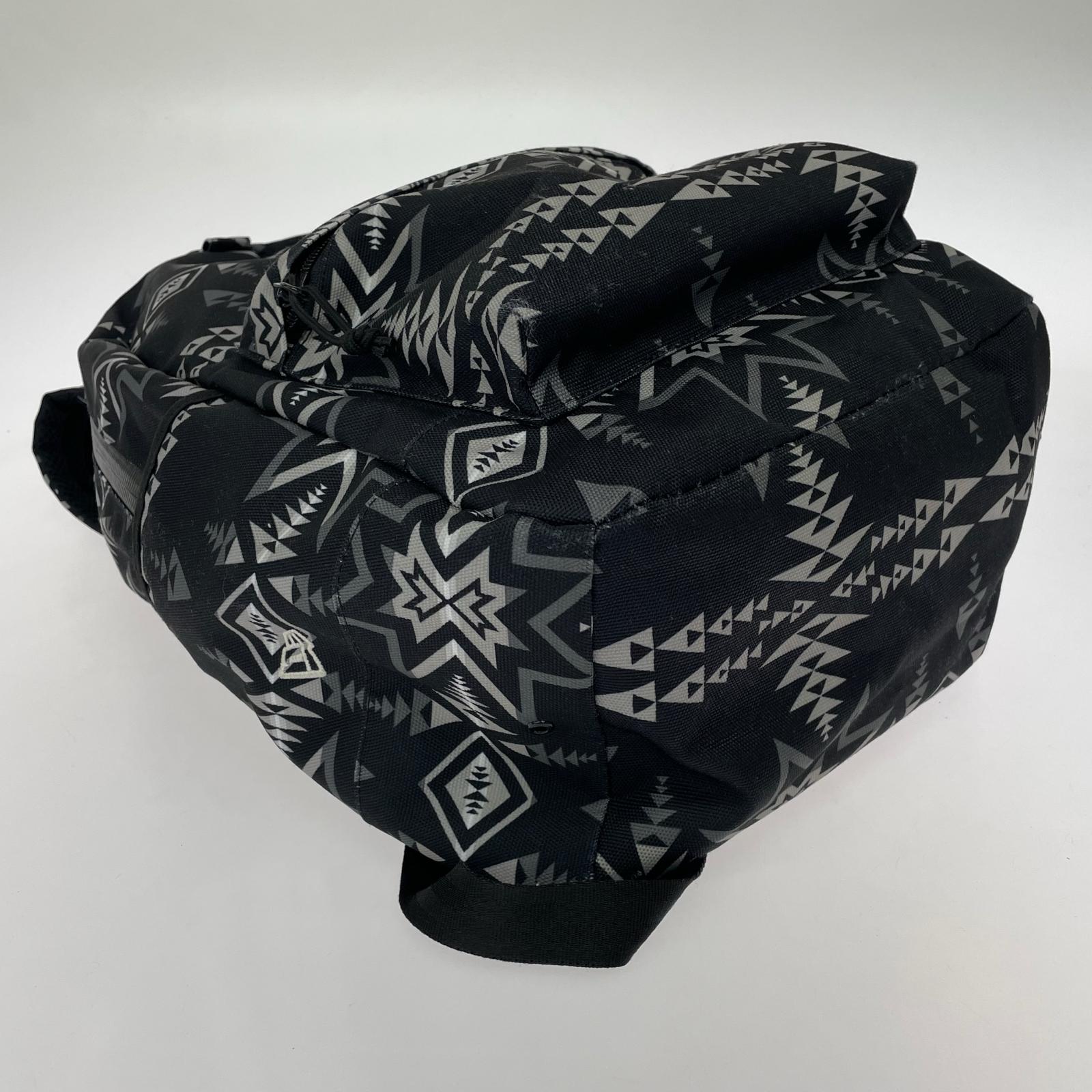 リュック・デイパック x NEW ERA 総柄 ブラック ブラック