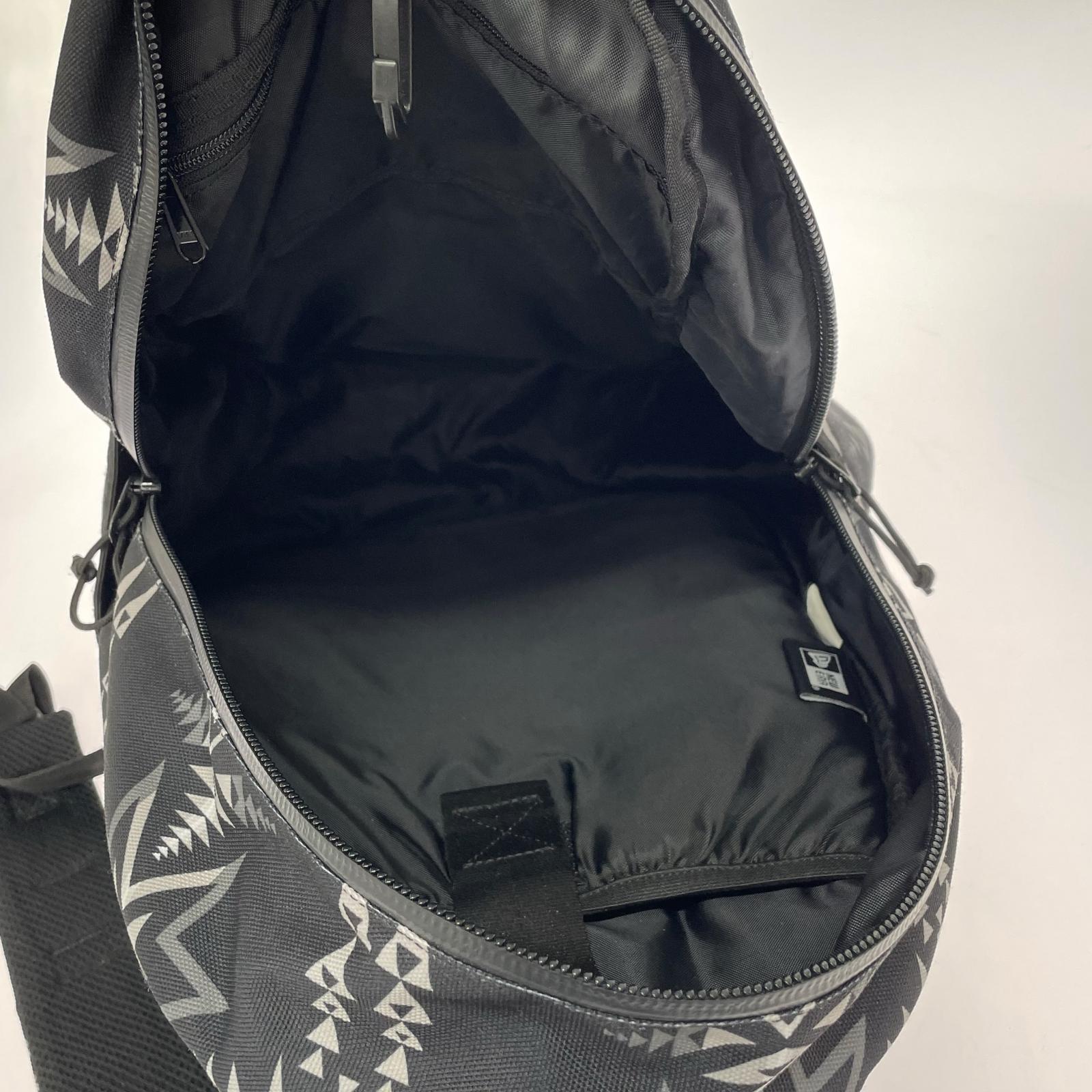 リュック・デイパック x NEW ERA 総柄 ブラック ブラック