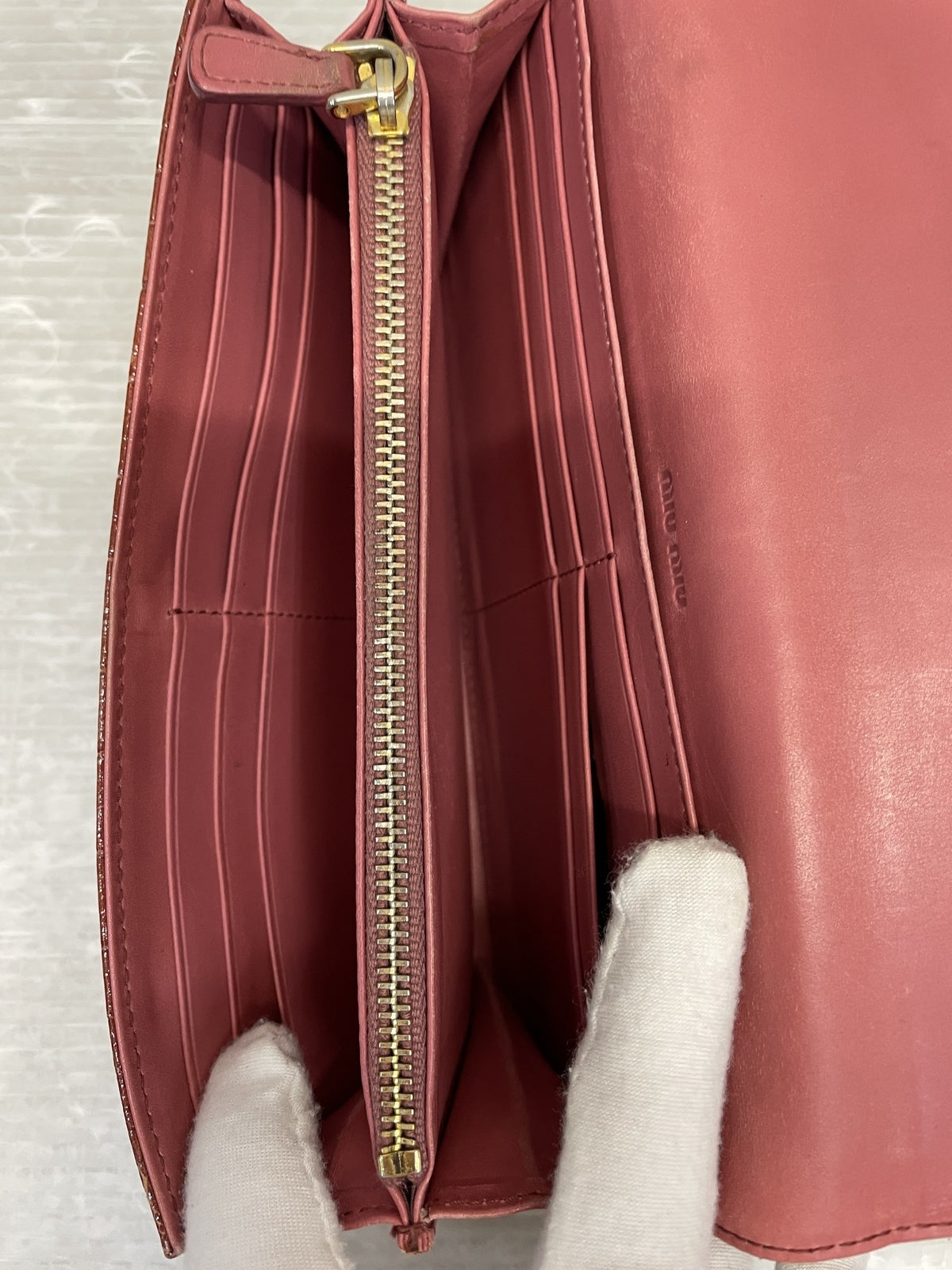 miumiu クロコ調 レザーロングウォレット ピンクブラウン