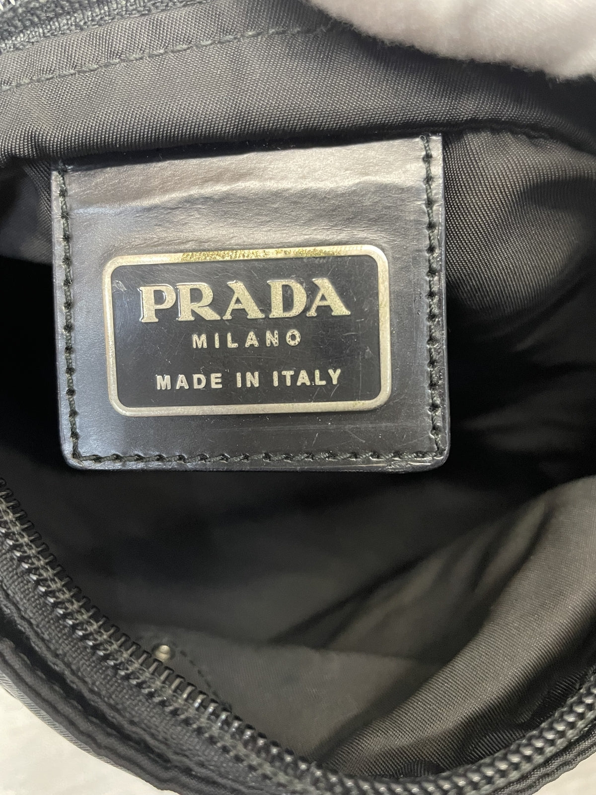 PRADA 三角プレート ナイロンスクエアショルダーバッグ 黒