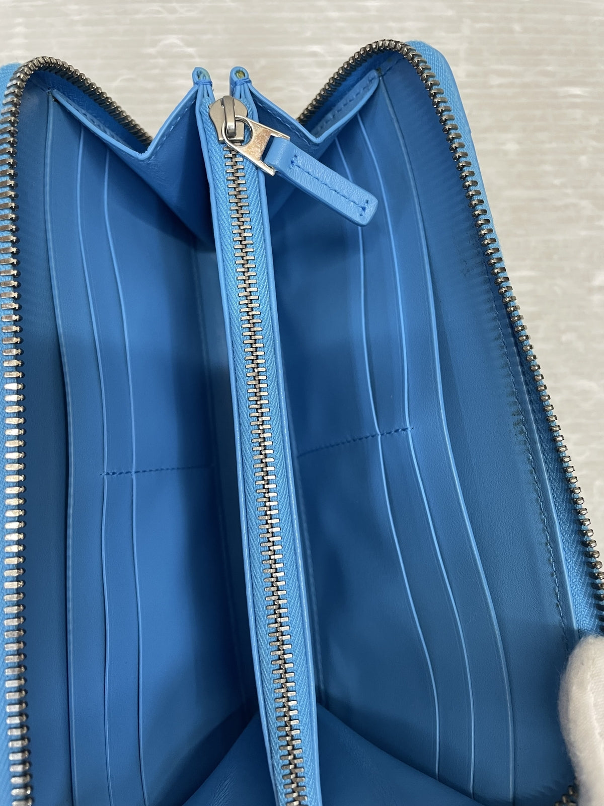 Bottega Veneta マキシイントレチャート ロングウォレット 水色
