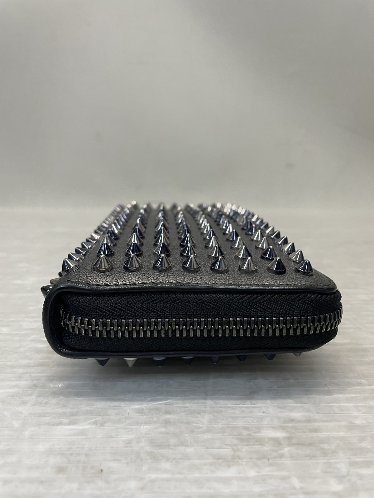 C.Louboutin ラウンドジップ スタッズロングウォレット
