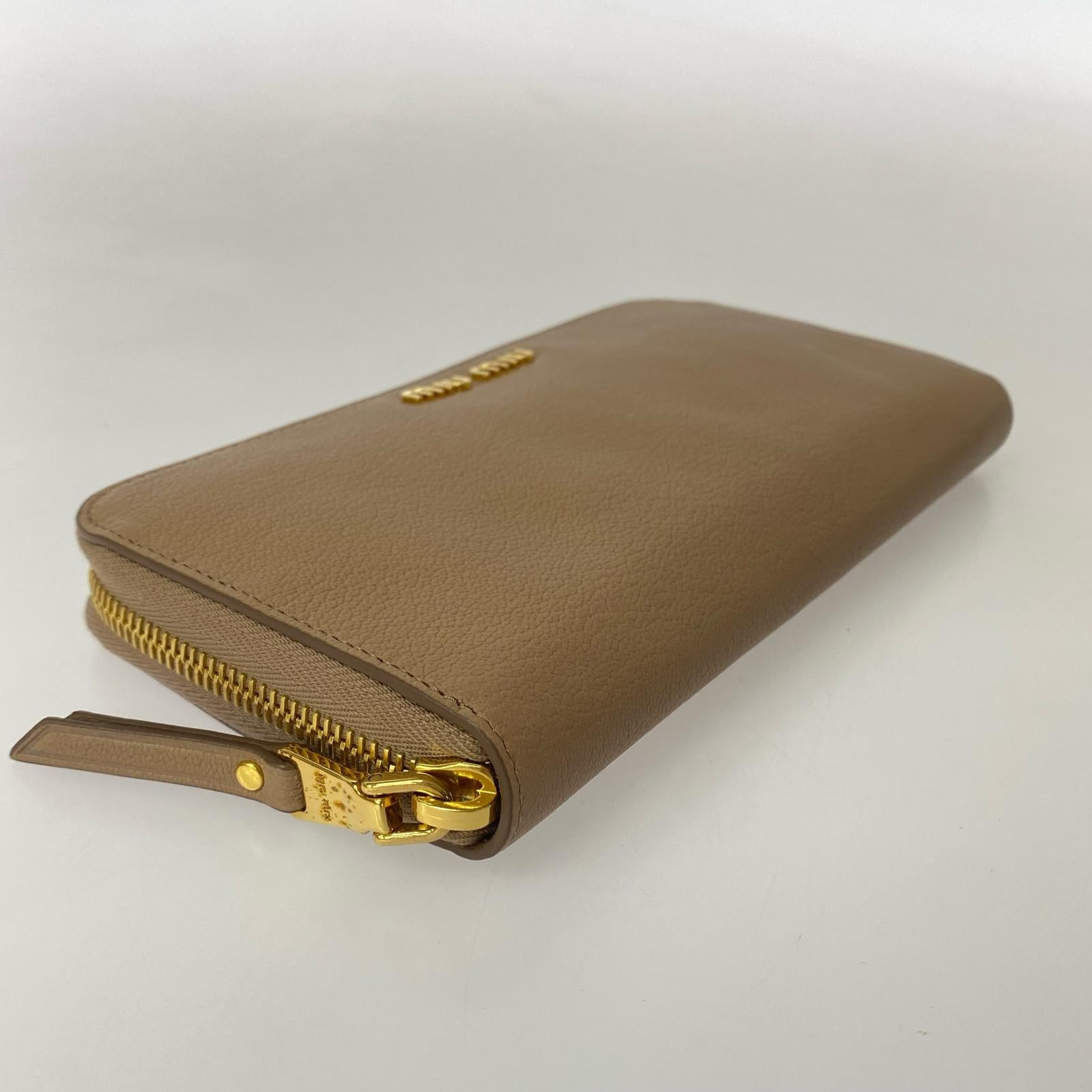 MiuMiu ラウンドジップ 財布