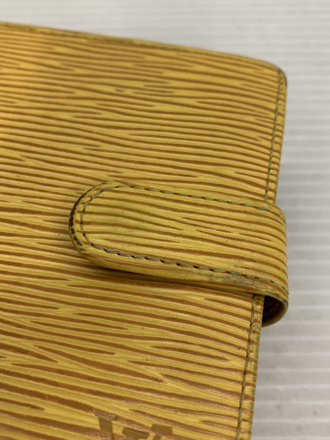 LV エピレザー ポルト・ビエ・コンパクト M63559