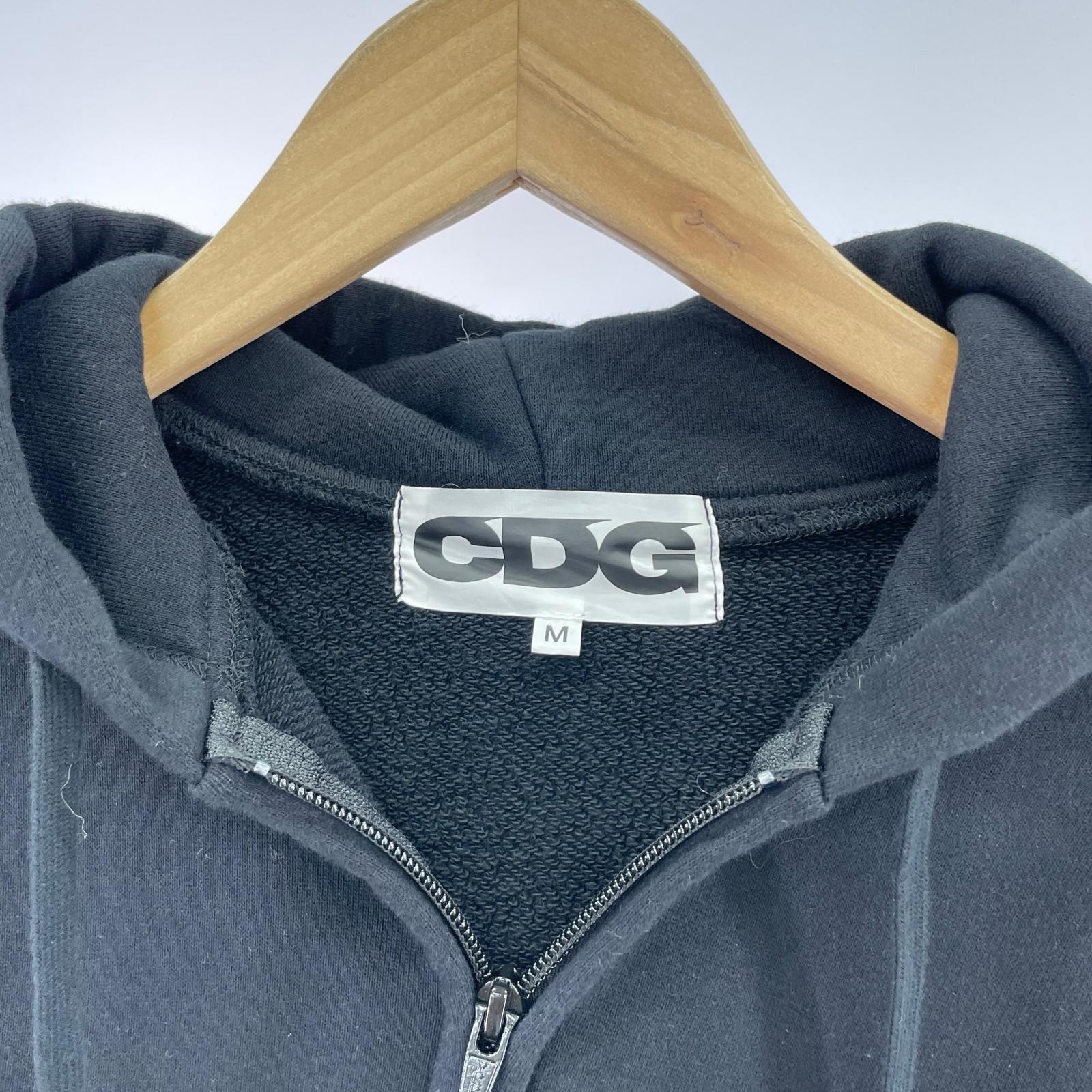 パーカー CDG 胸ロゴプリント ねじれ ジップパーカー 黒 M M ブラック