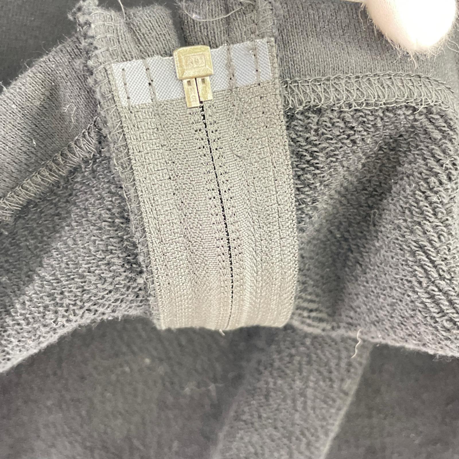 パーカー CDG 胸ロゴプリント ねじれ ジップパーカー 黒 M M ブラック
