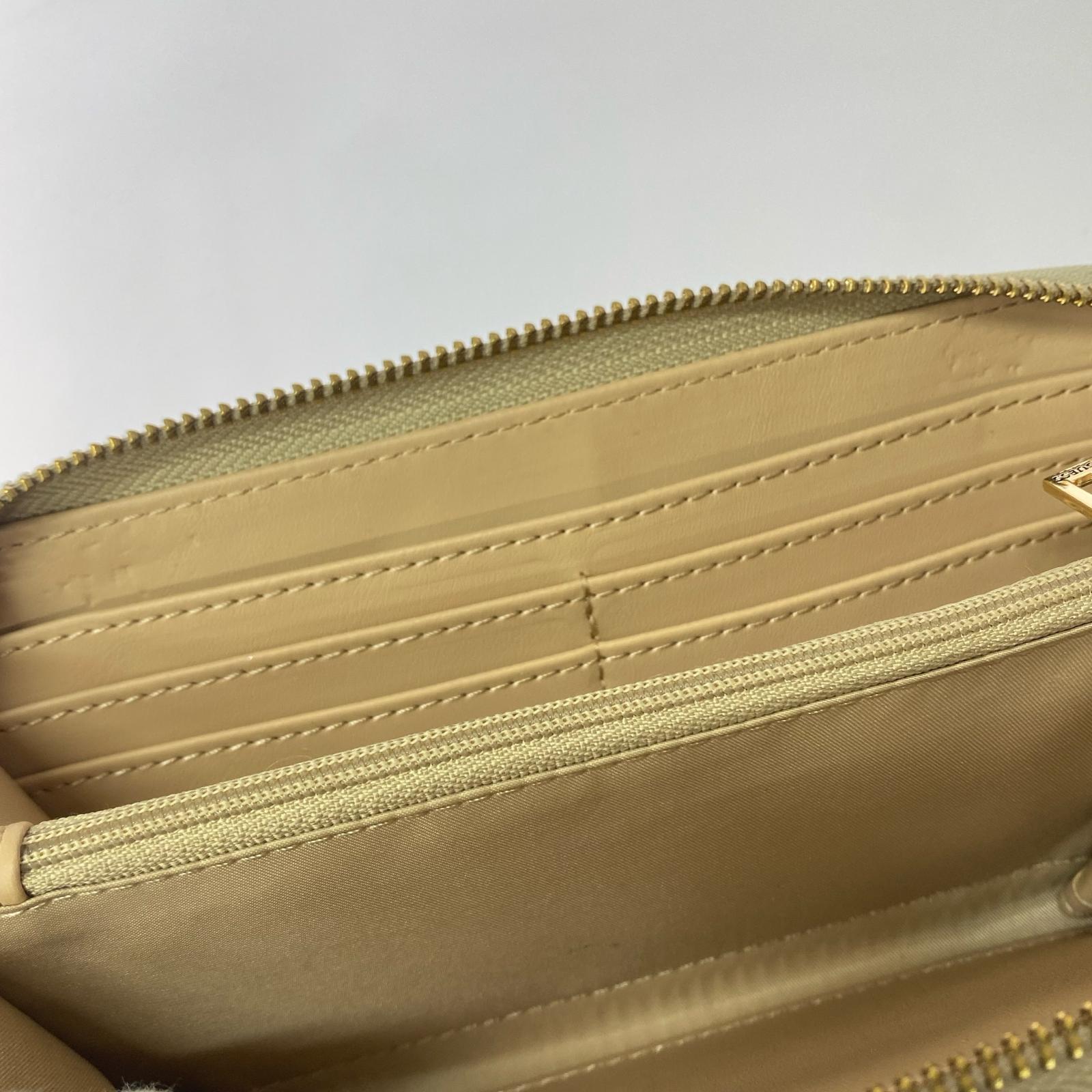 長財布 ラウンドジップ シグネチャー ホワイト