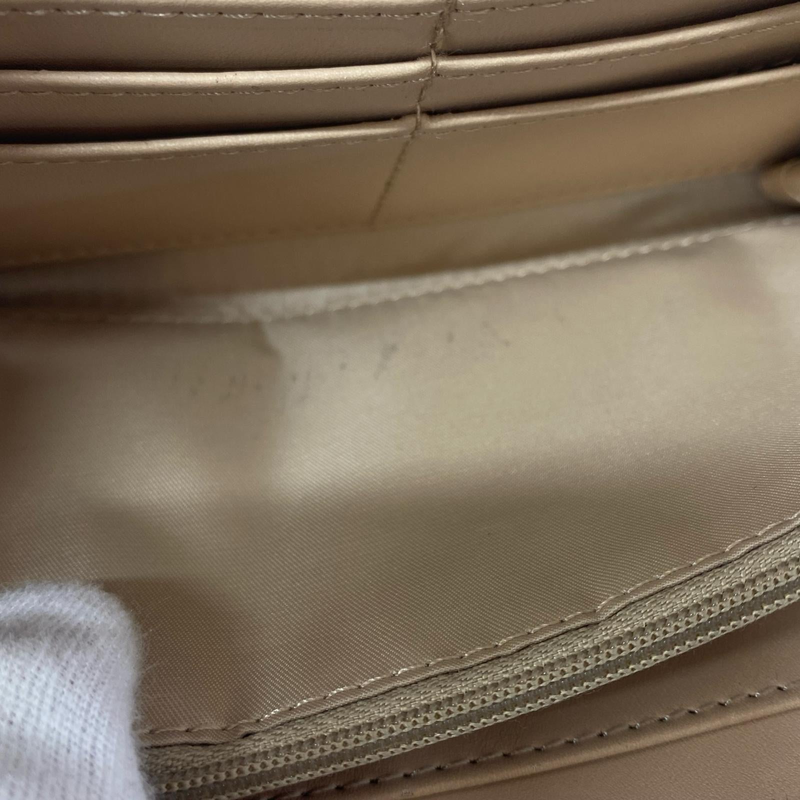 長財布 ラウンドジップ シグネチャー ホワイト