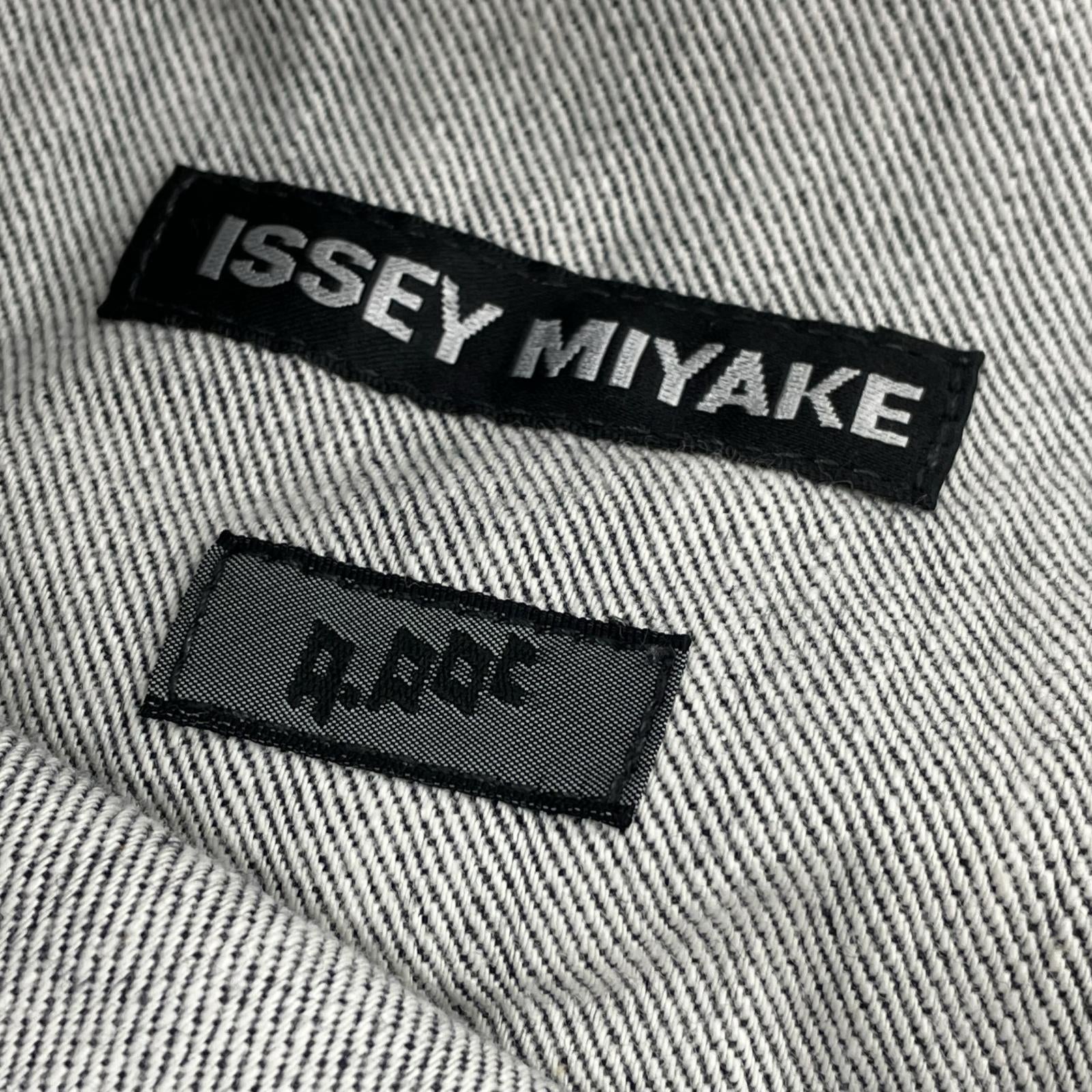 パンツ ISSEY MIYAKE APOC 月桂樹ボタン デザインデニムパンツ 35 グレー グレー