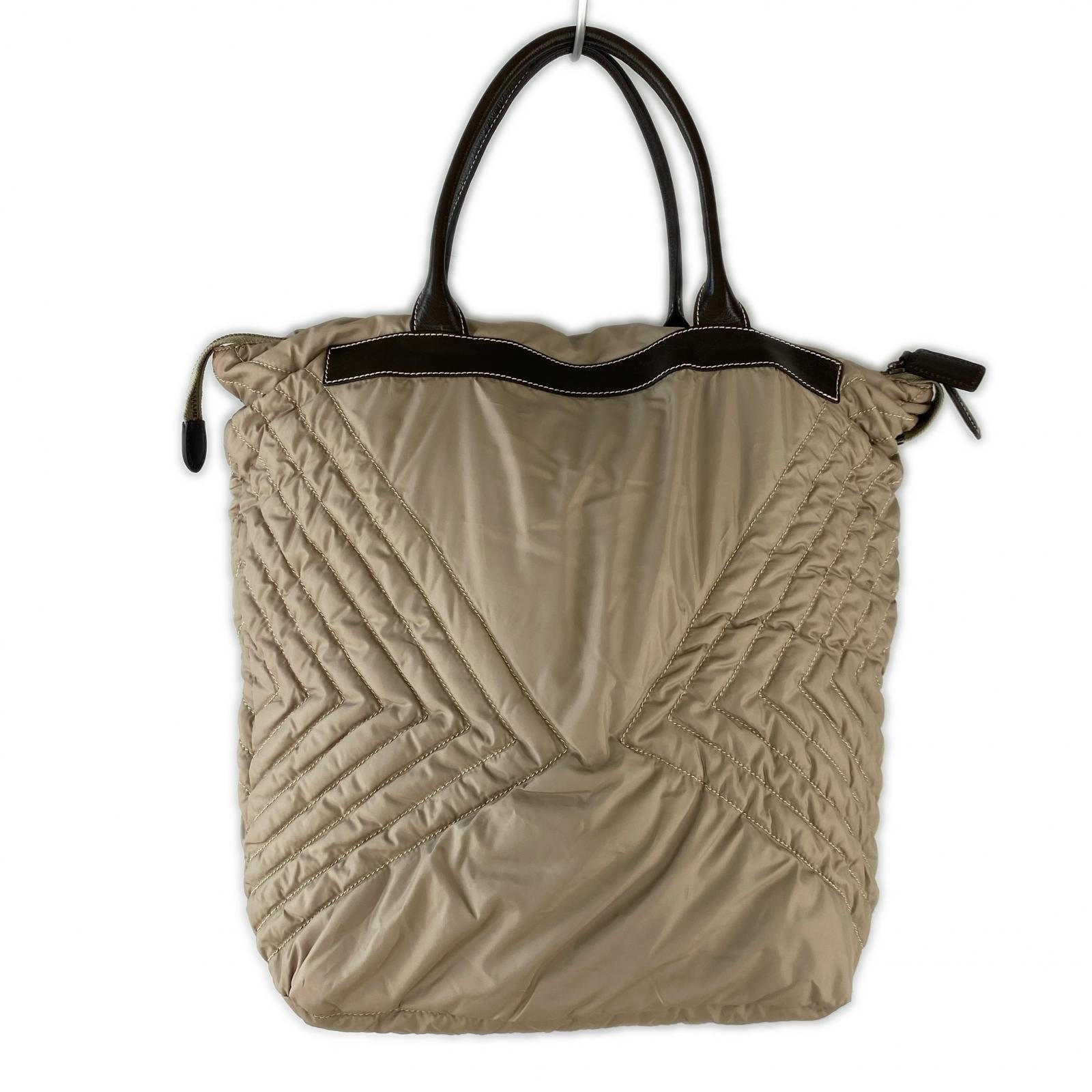 その他バッグ ISSEY MIYAKE レザーハンドル ナイロン キルティングバッグ ベージュ