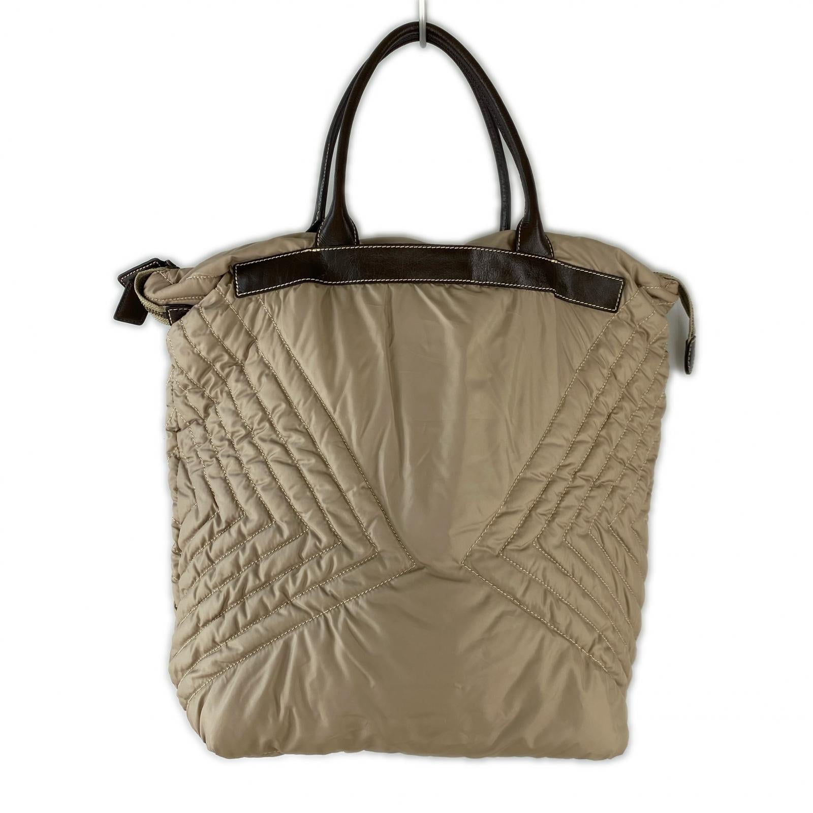 その他バッグ ISSEY MIYAKE レザーハンドル ナイロン キルティングバッグ ベージュ