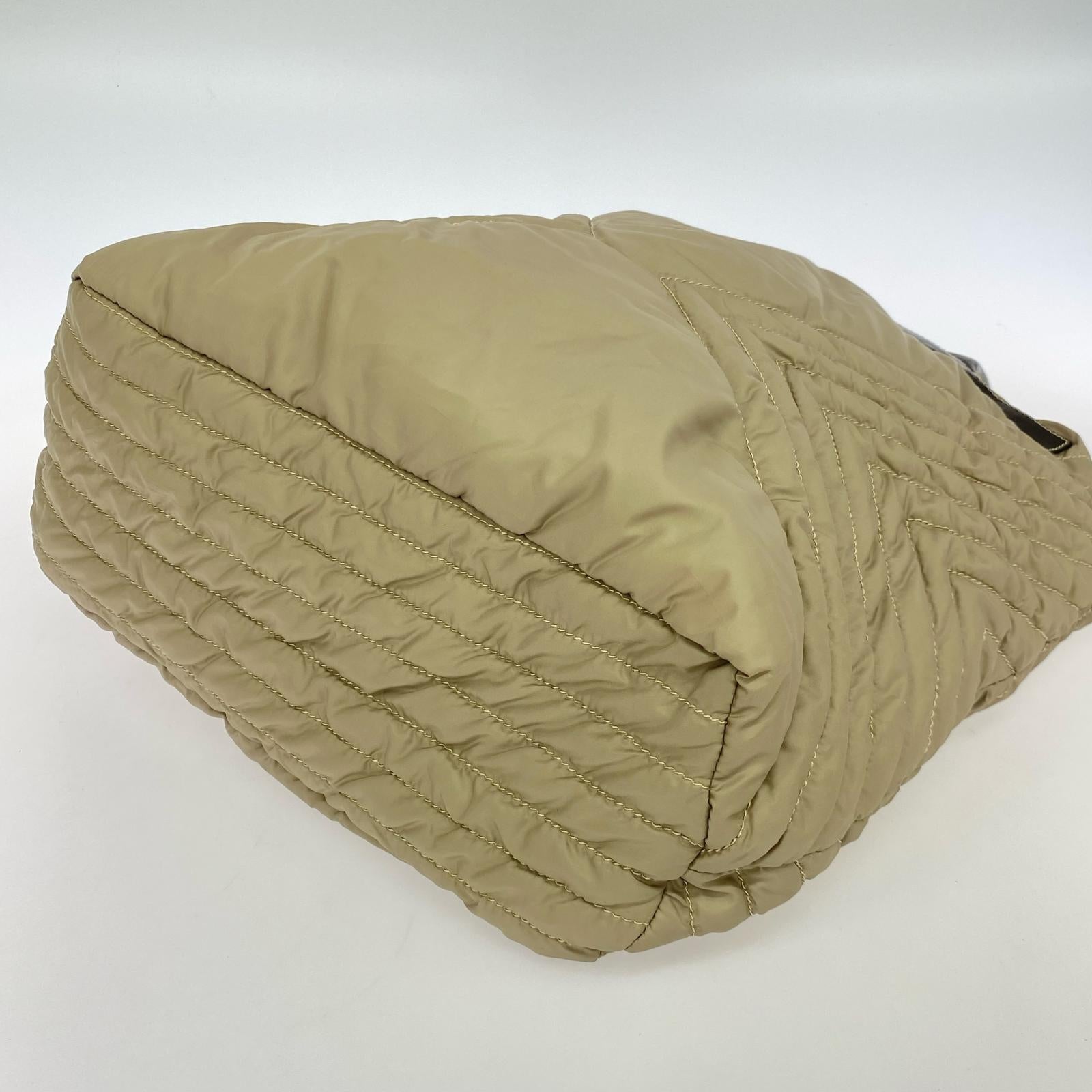 その他バッグ ISSEY MIYAKE レザーハンドル ナイロン キルティングバッグ ベージュ