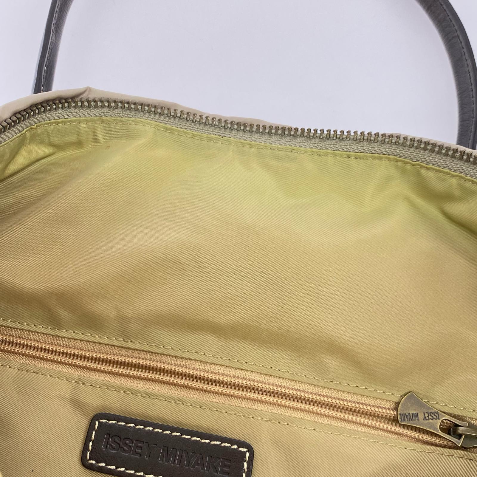 その他バッグ ISSEY MIYAKE レザーハンドル ナイロン キルティングバッグ ベージュ