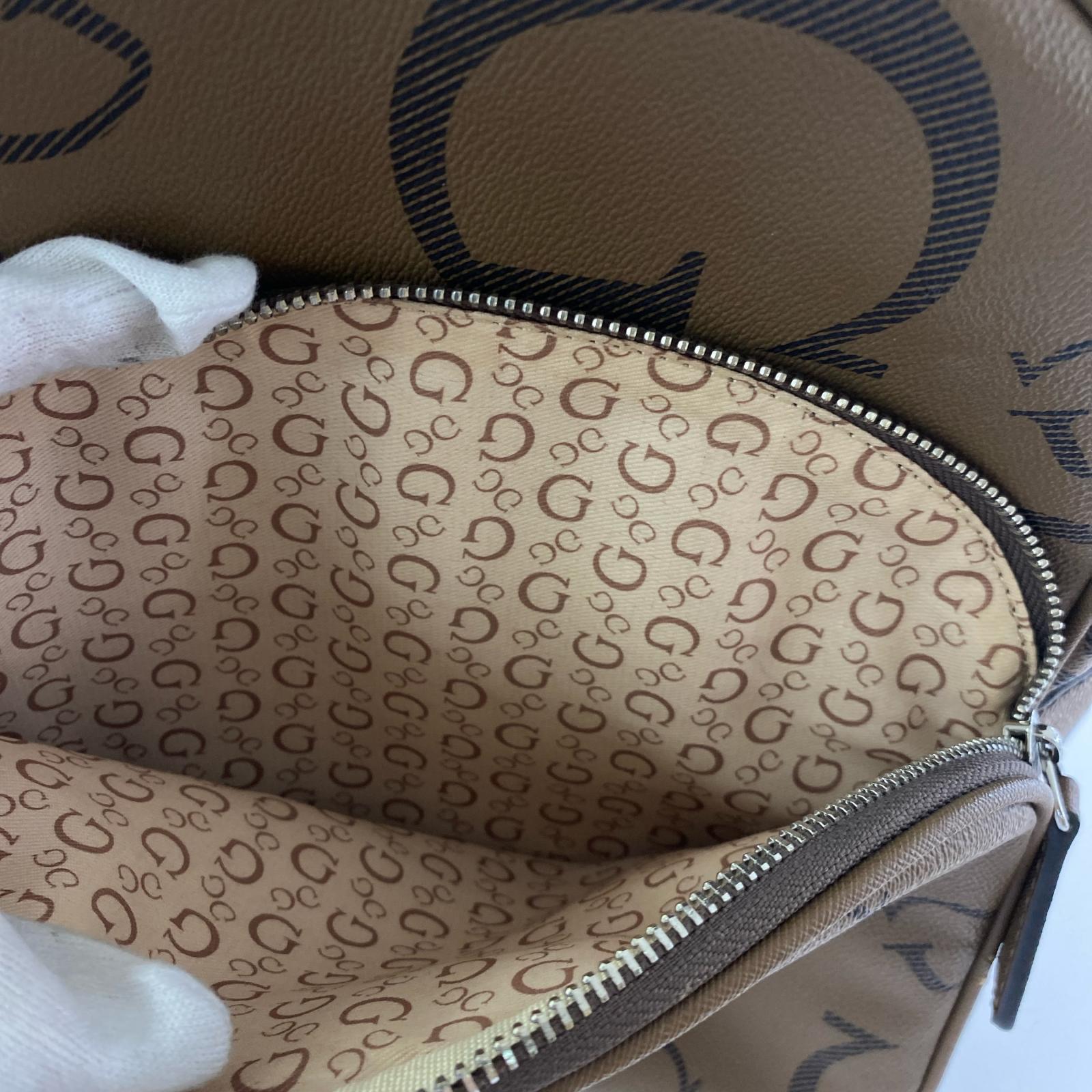 リュック・デイパック GUESS リュックBR ※小キズ ブラウン