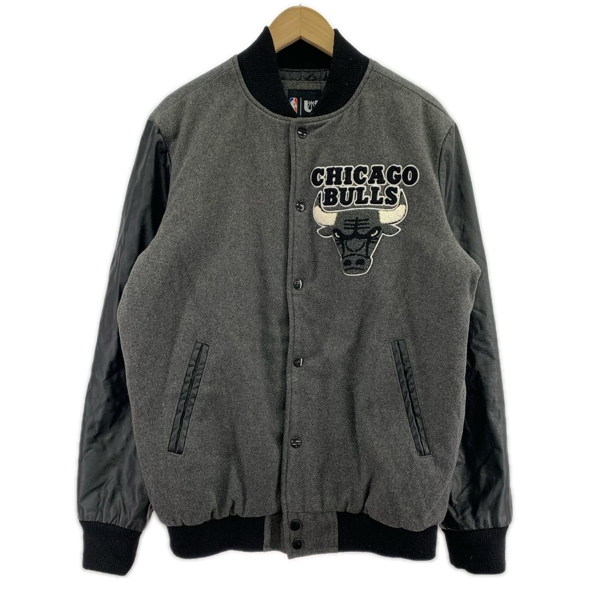 ブルゾン シカゴブルス バーシティジャケット グレー (M) M グレー