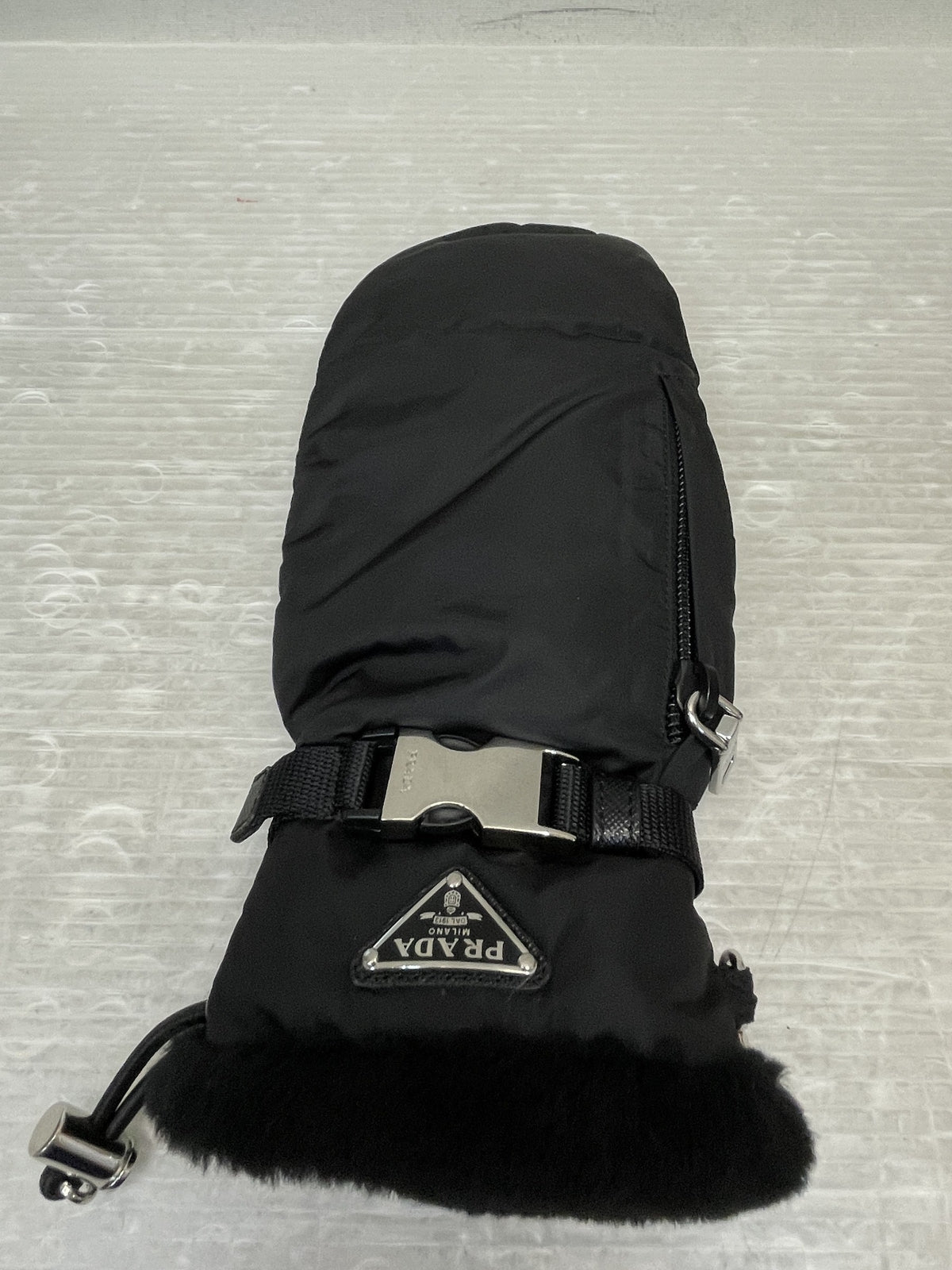 PRADA Re-Nylon シアリング ミトン 三角プレート 手袋 7 1/2 黒 1GG135