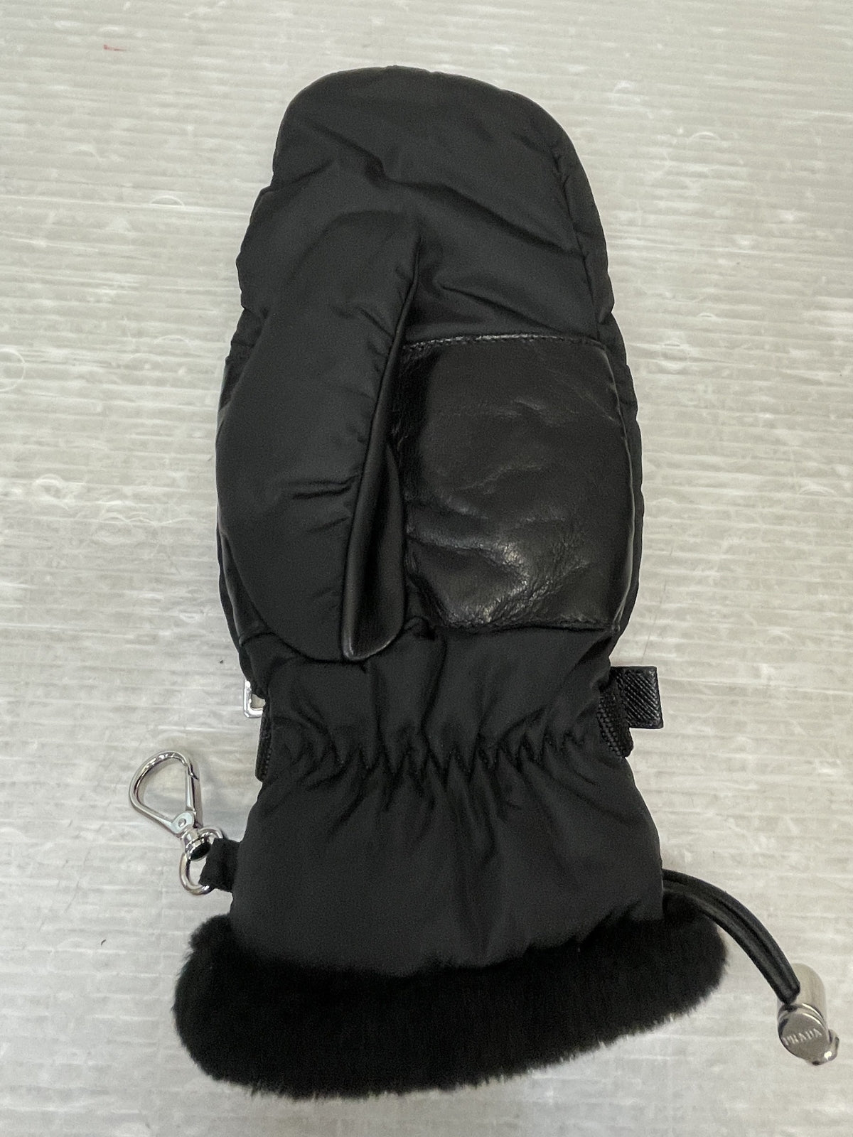 PRADA Re-Nylon シアリング ミトン 三角プレート 手袋 7 1/2 黒 1GG135