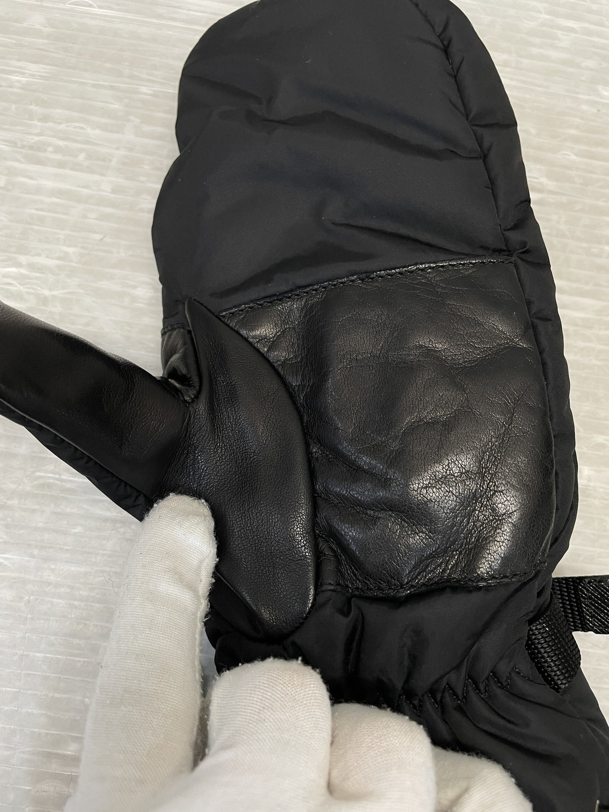 PRADA Re-Nylon シアリング ミトン 三角プレート 手袋 7 1/2 黒 1GG135
