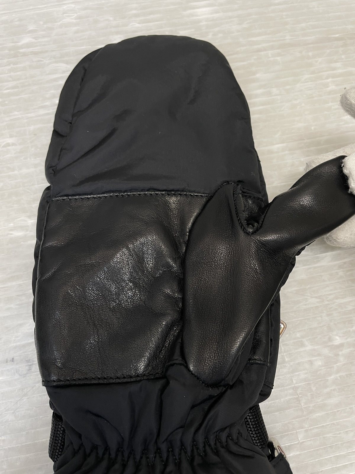 PRADA Re-Nylon シアリング ミトン 三角プレート 手袋 7 1/2 黒 1GG135