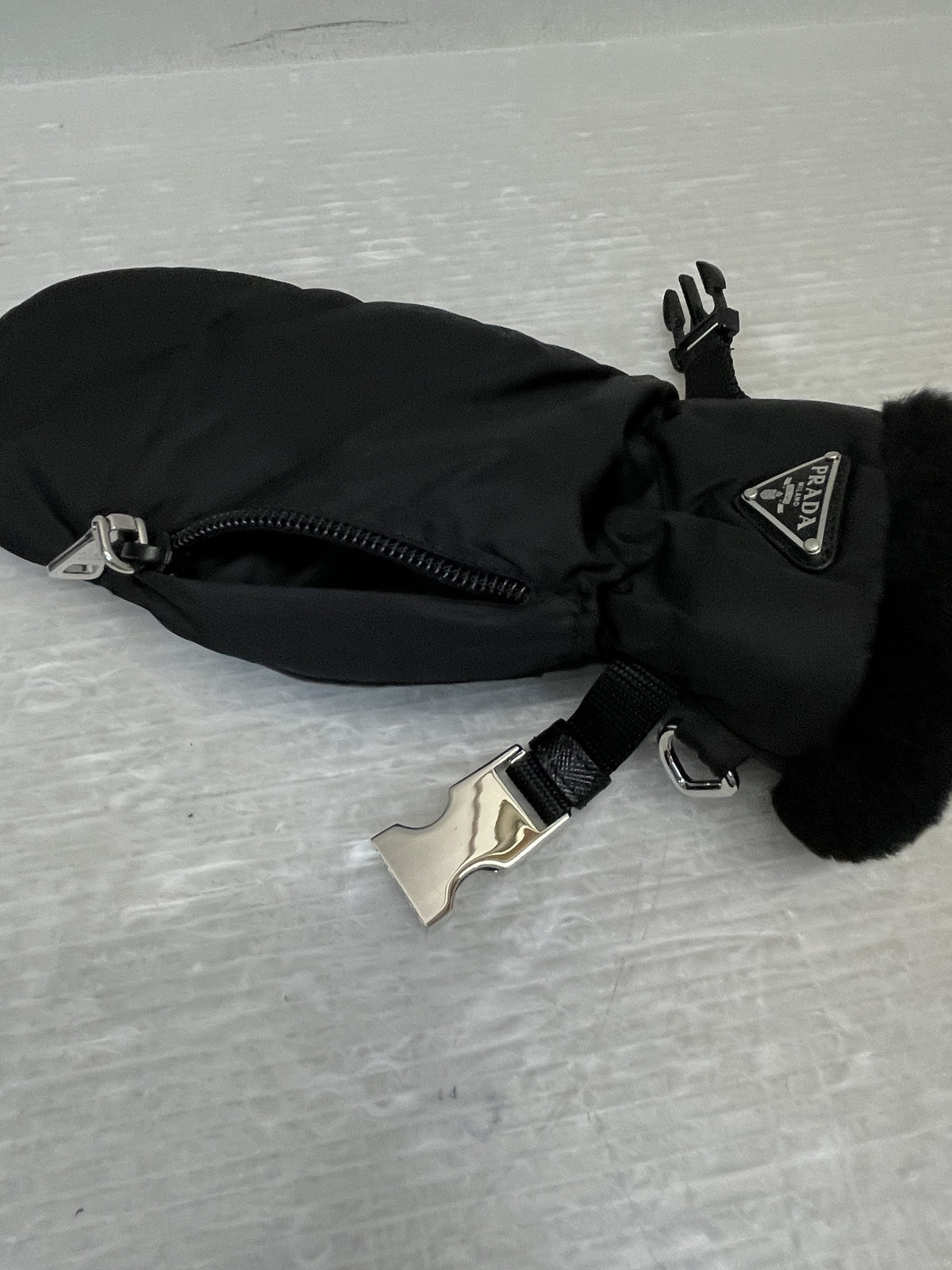 PRADA Re-Nylon シアリング ミトン 三角プレート 手袋 7 1/2 黒 1GG135