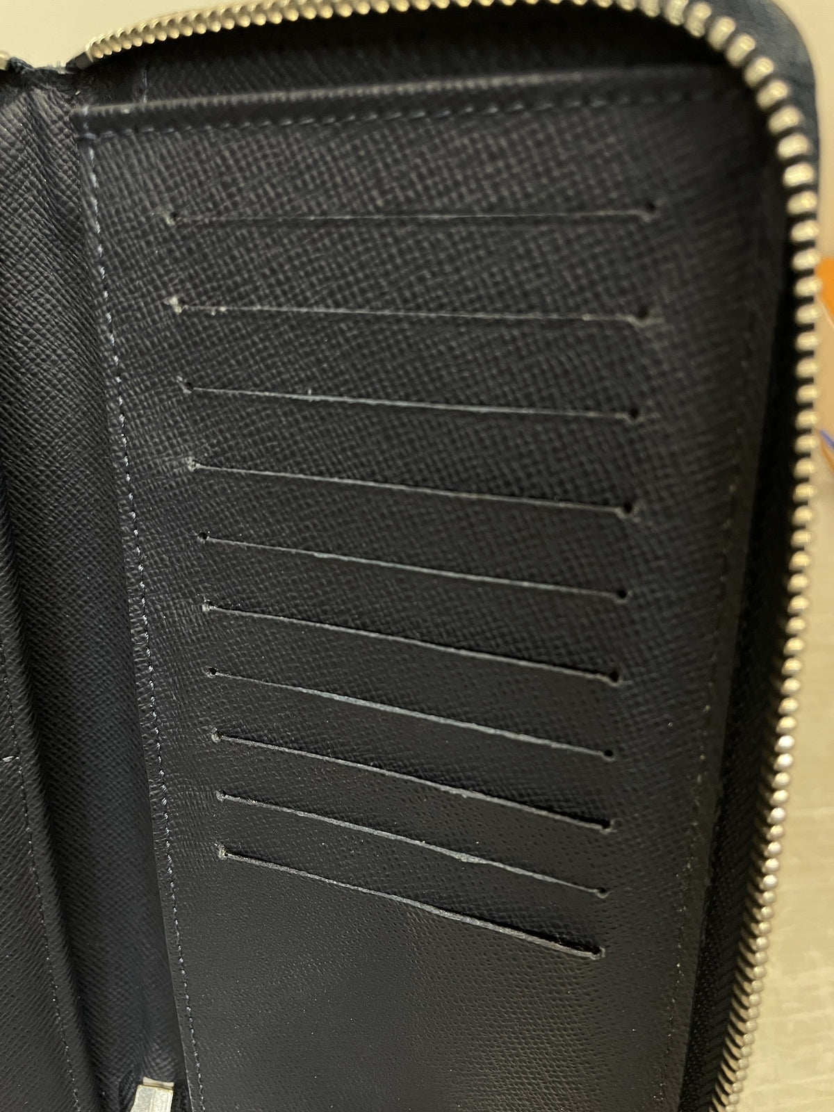 LOUIS VUITTON タイガ ジッピーウォレットヴェルティカル M30510