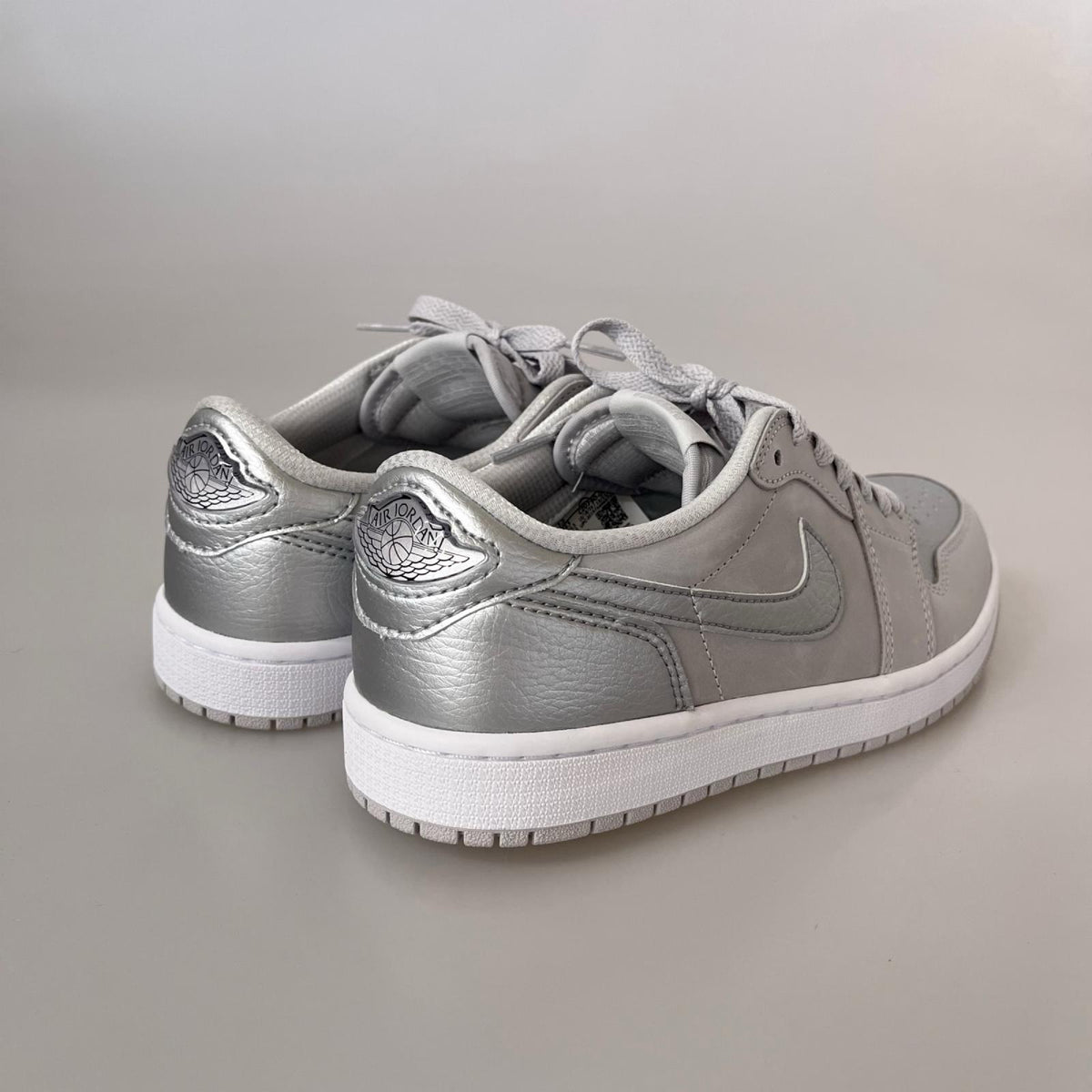 スニーカー AIR JORDAN 1 LOW METALIC SILVER 25.5cm (US7 1/2 UK7 EU41) シルバー
